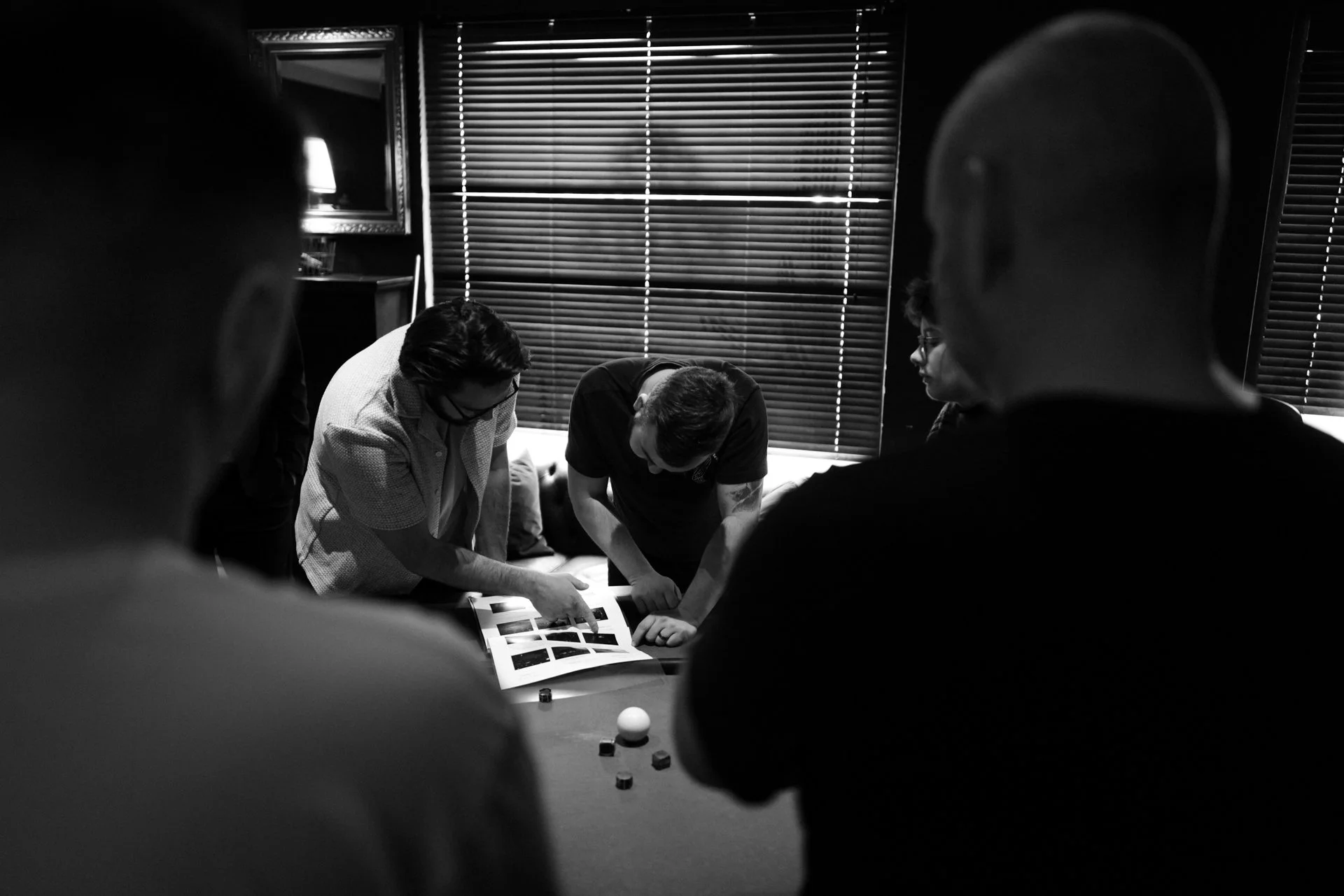 Director of Photography Kevin Schie und Regisseur Riccardo Lando beim Besprechen des Storyboardes.