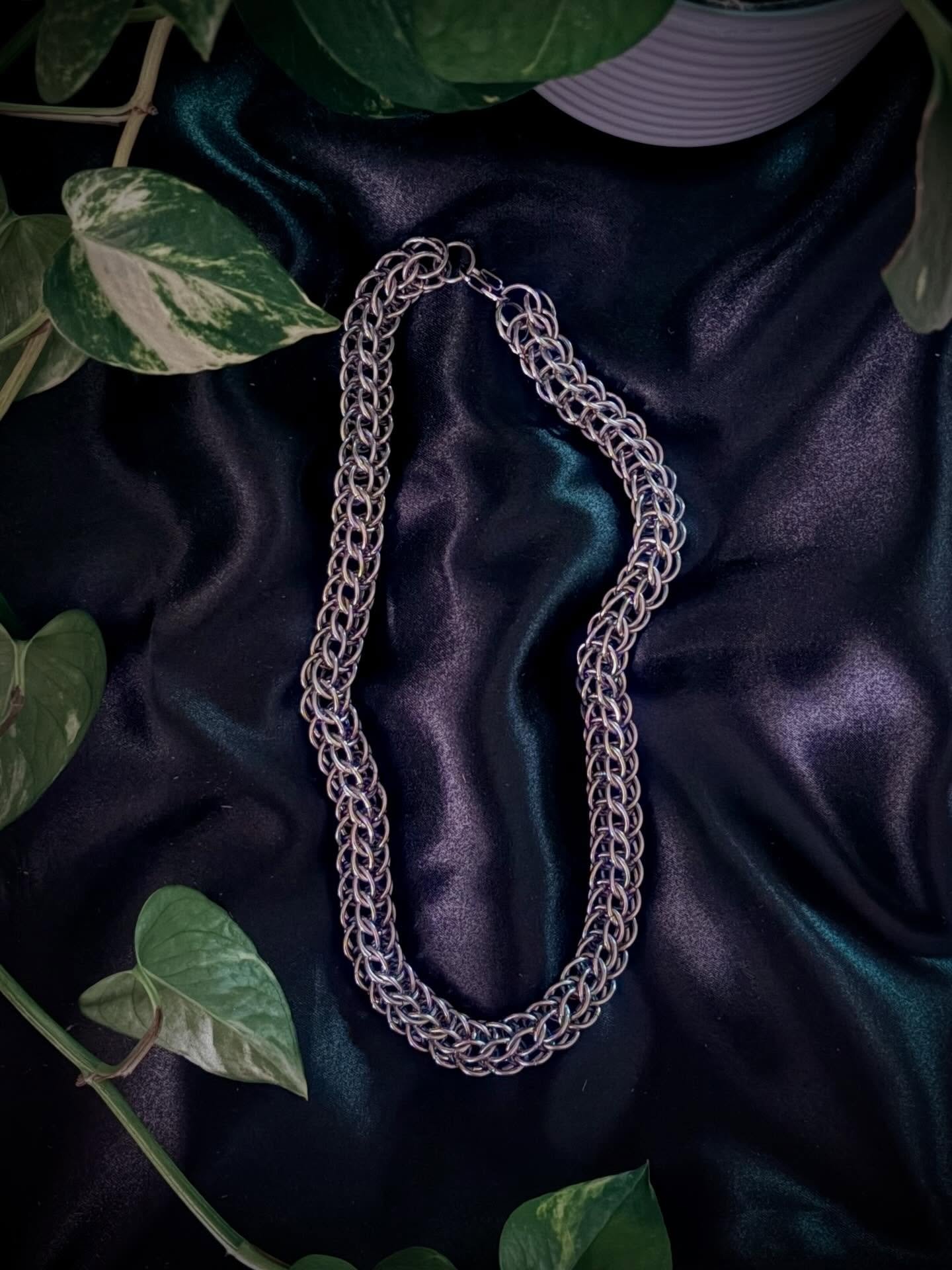 A sanctuary in the shadows. 🌒🕯️ This handcrafted Full Persian weave reflects the monolithic geometry of a gothic cathedral, where every interlocking ring acts as a keystone to the next.
.
.
#chainmaille #wearablearchitecture #fullpersian #darkaesth