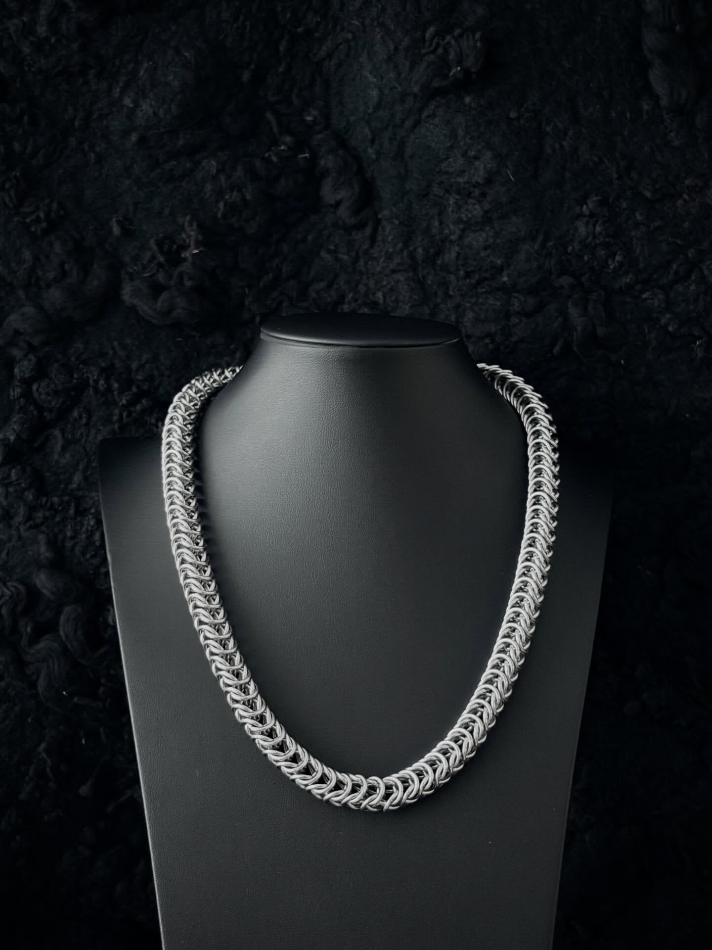 Made to shine. The heavy gauge box weave necklace.
.
.
.
#chainmaille #boxweave #modernarmor #handmadejewelry #darkaesthetics