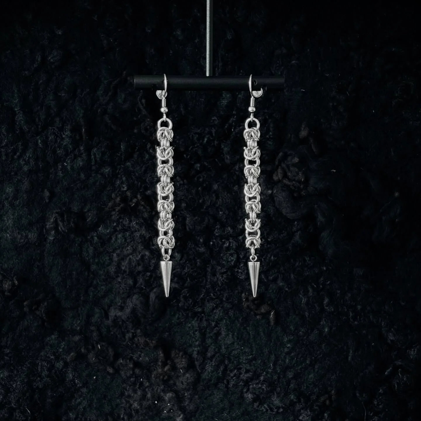 The Byzantine uses groups of rings to create a &ldquo;nested&rdquo; look. It&rsquo;s thick, sturdy, and has a mesmerizing quality, making it perfect for pieces that need to stand out as ornate statement jewelry.
.
#chainmaille #slowmade #industrialro