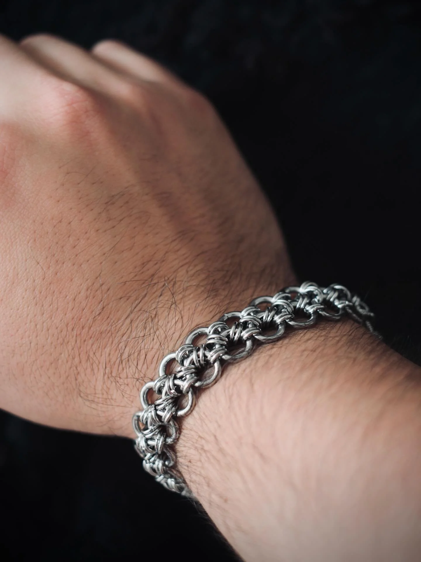 The forge is lit and new chains are being fortified 🖤 
.
.
.
#chainmaille #boxweave #modernarmor #handmadejewelry #darkaesthetic
