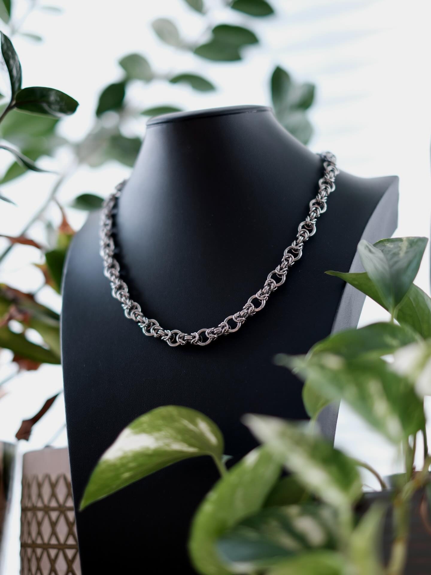 The Compression Choker, built to rest at the threshold between jewelry and armor. The primary gauge conducts the rhythm, while the Byzantine weave introduces density.
.
.
#chainmail #bodyarchitecture #wearablearchitecture #industrialromantic #handlin