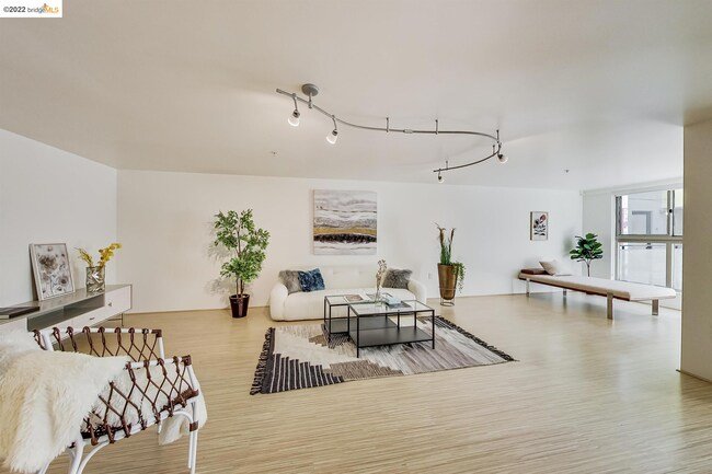 1201 Pine St Unit 332,&nbsp;Oakland, CA 94607