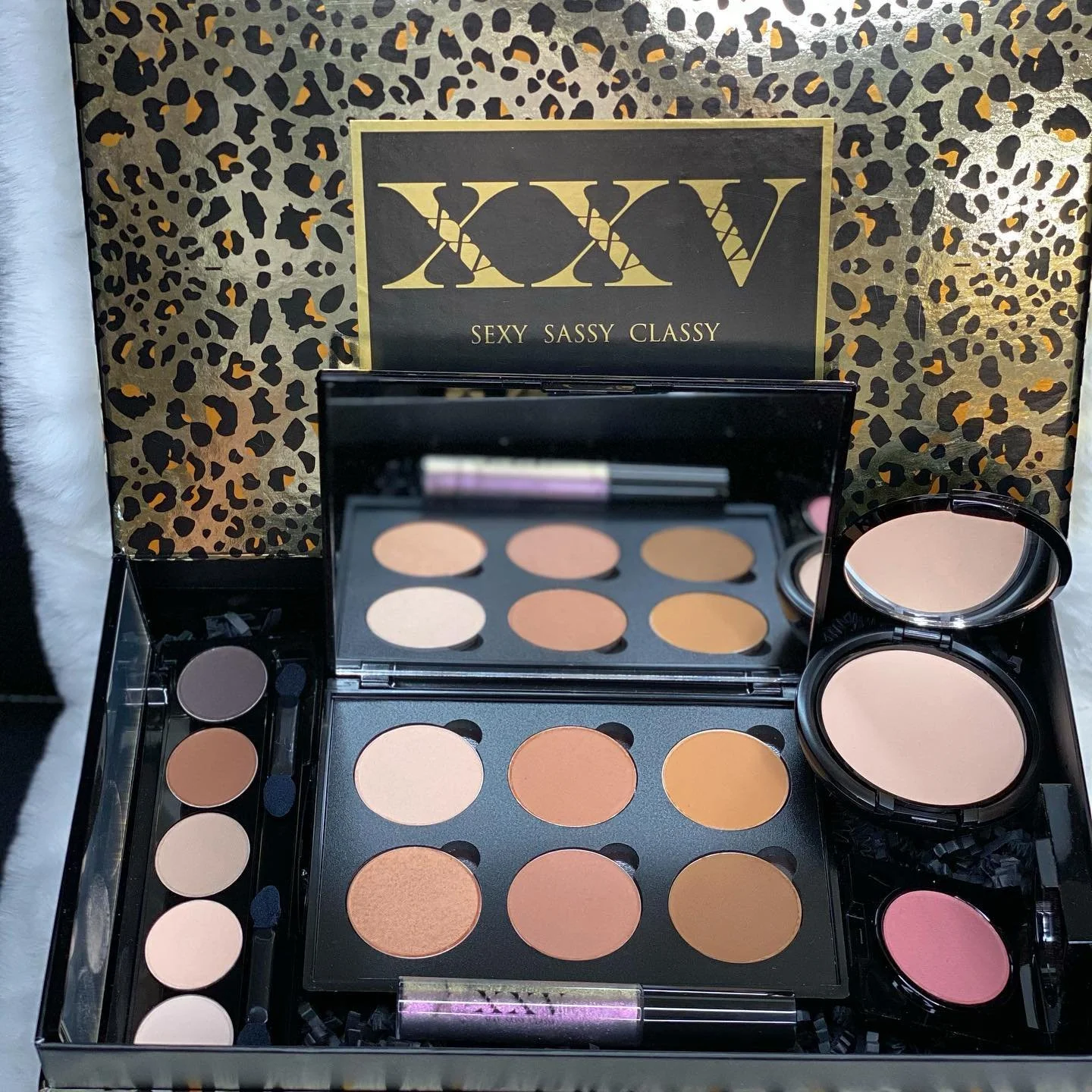 XXV BEAUTY GIVEAWAY✨✨✨ Here&rsquo;s the rules!
1)Follow Us! 
2) tag your friends!
3) comment on at least 2 post! GOOD LUCK! 
Winner will be pick dec 15th!! 
.
.
.
.
. #momblogger #fitnessgirl #entrepreneurlife #makeupideas #beautyobsessed #makingadif