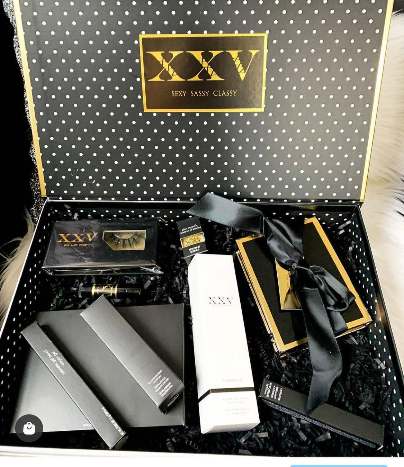 XXV BEAUTY GIVEAWAY✨✨✨ Here&rsquo;s the rules!
1)Follow Us! 
2) tag your friends!
3) comment on at least 2 post! GOOD LUCK! 
Winner will be pick dec 15th!! 
.
.
.
.
. #momblogger #fitnessgirl #entrepreneurlife #makeupideas #beautyobsessed #makingadif
