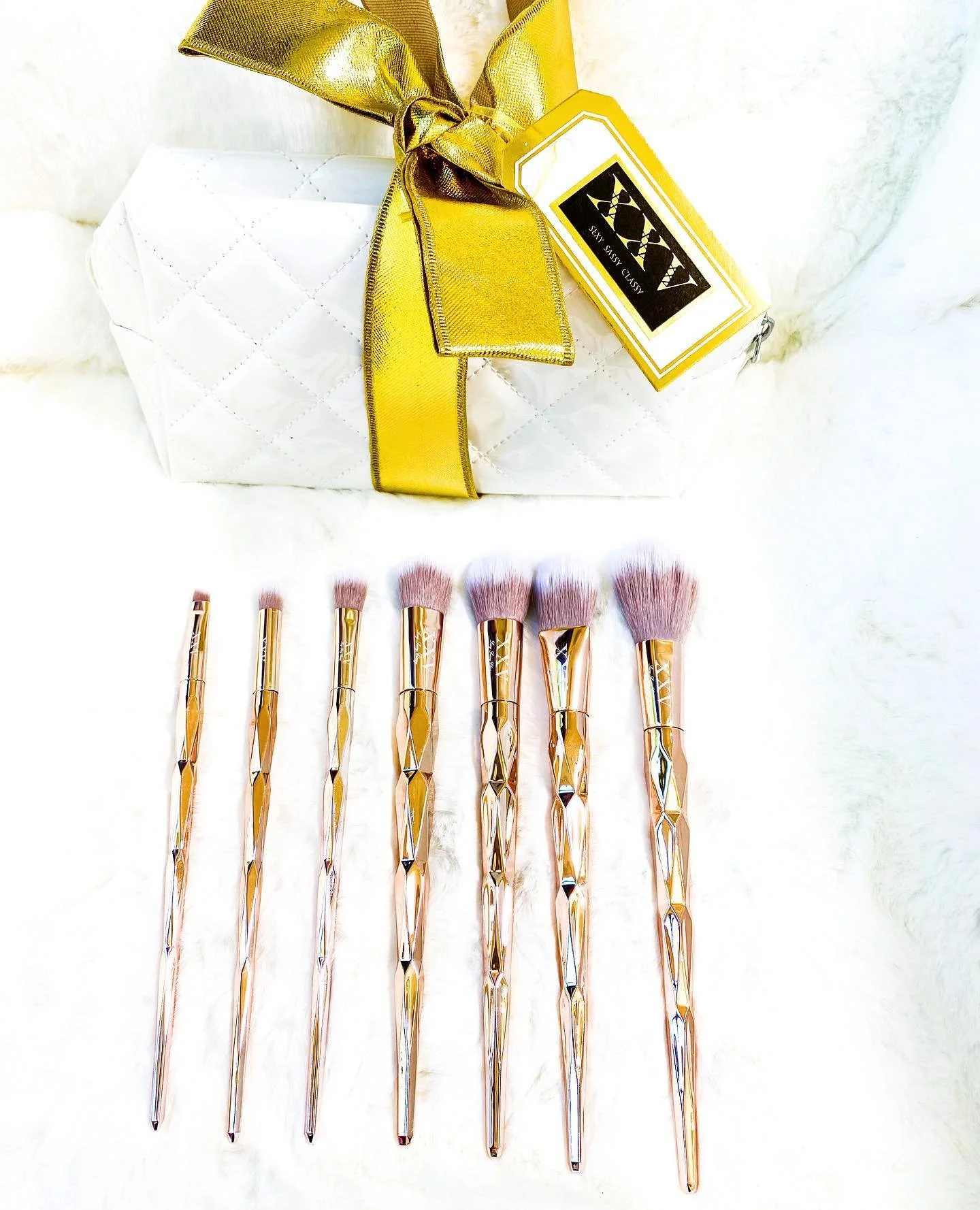 Love our Holiday Brush Kits✨✨✨✨ shop XXVBEAUTY.com #glamandglits #glammakeup #xxvbeauty #momblogger #momboss #fitnessgirl #entrepreneurlife #glowingskin #filmmaking #filmcommunity #ladiesnight #momstyle #momblog #makeupideas #makeuplooks #makeupofthe