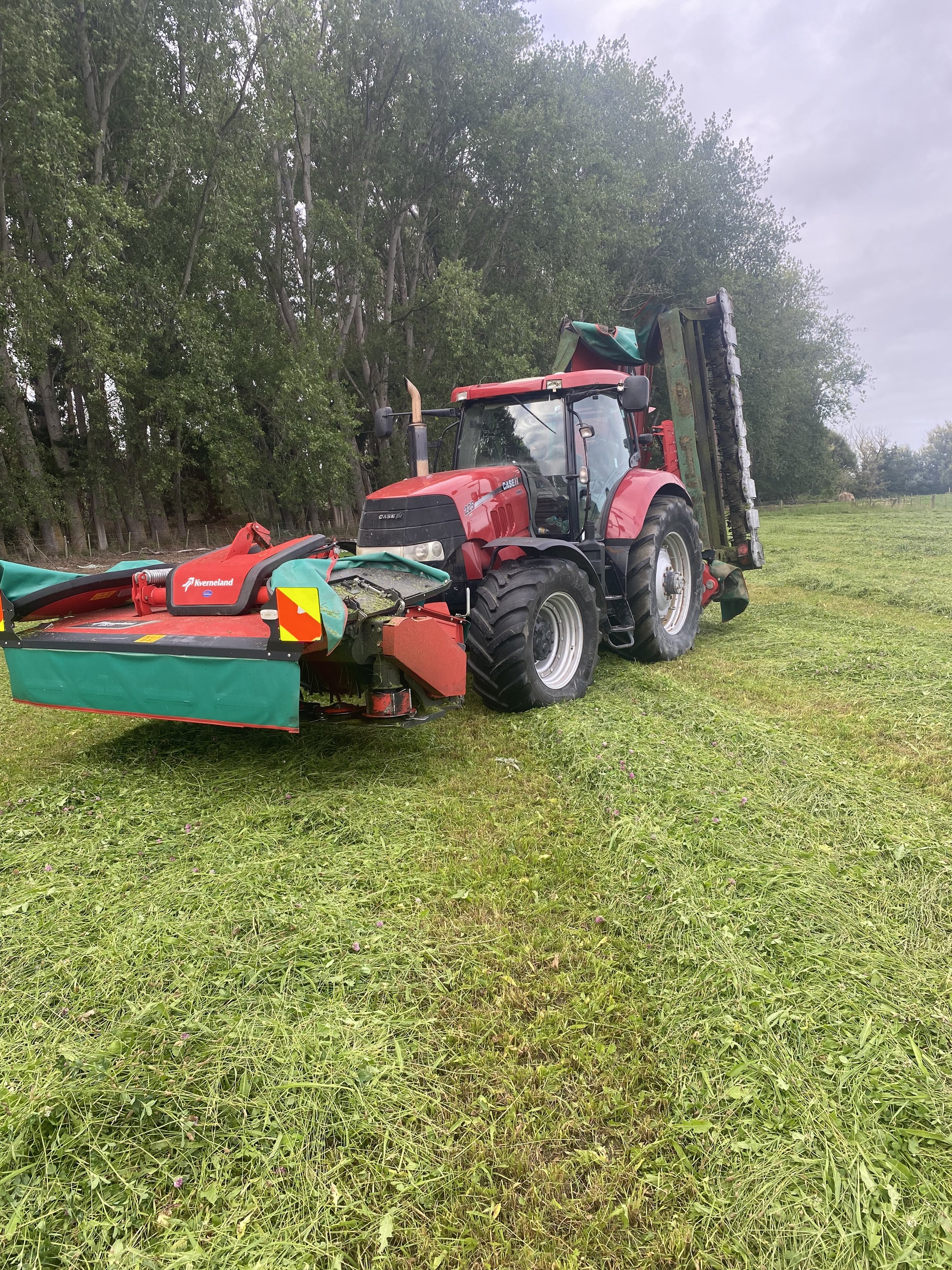 225 Puma & kvernland triples mowing for 3x3 baleage