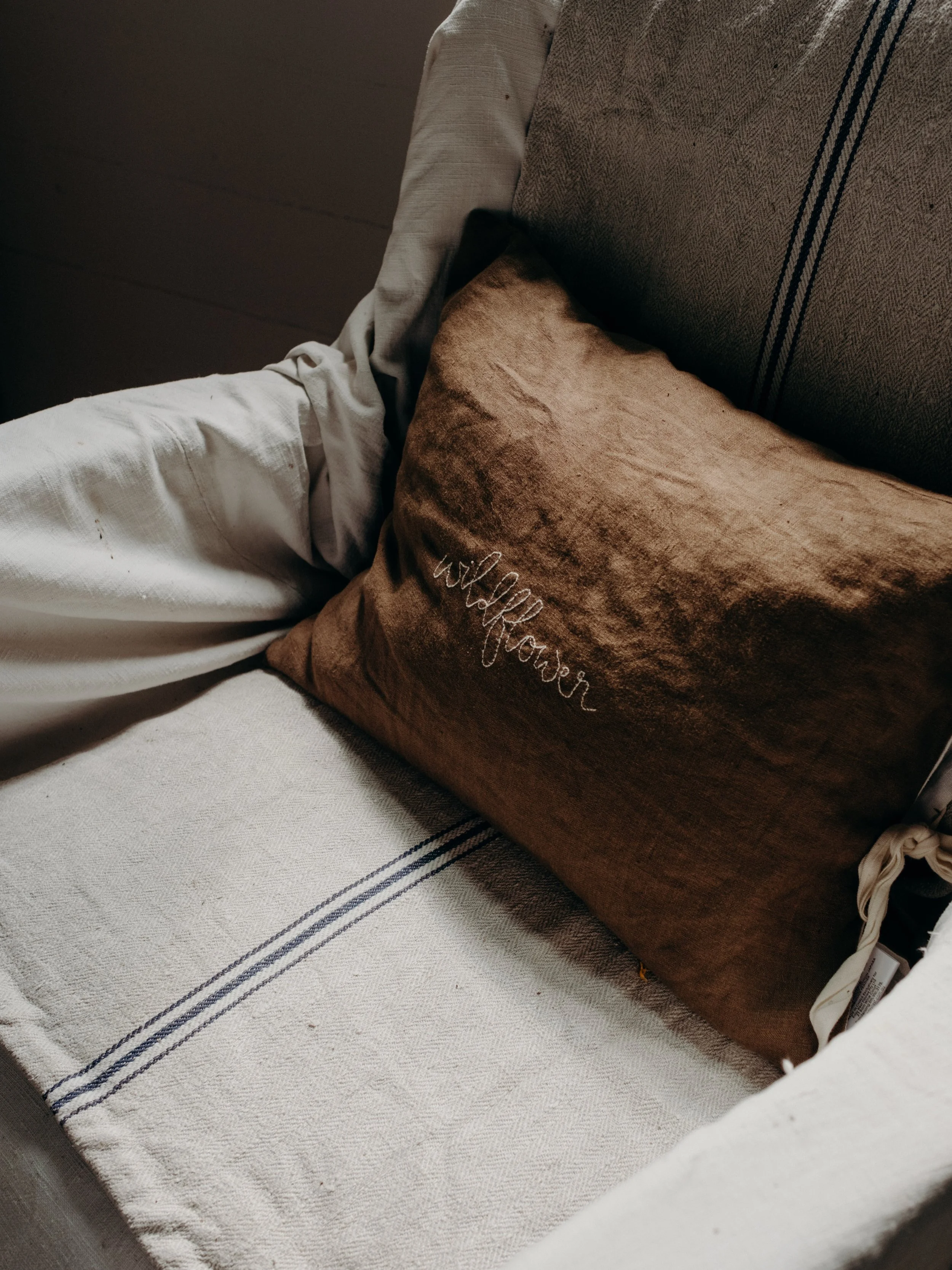 Wouldn&rsquo;t you love to curl up here?

A moment for the ever creative @cathypentonatelier. 🤎

I spotted Cathy&rsquo;s hand-embroidered Wildflower linen cushion cover in the soulful home of another kindred spirit, Cheryl of @albertandgrace . ✨

Th
