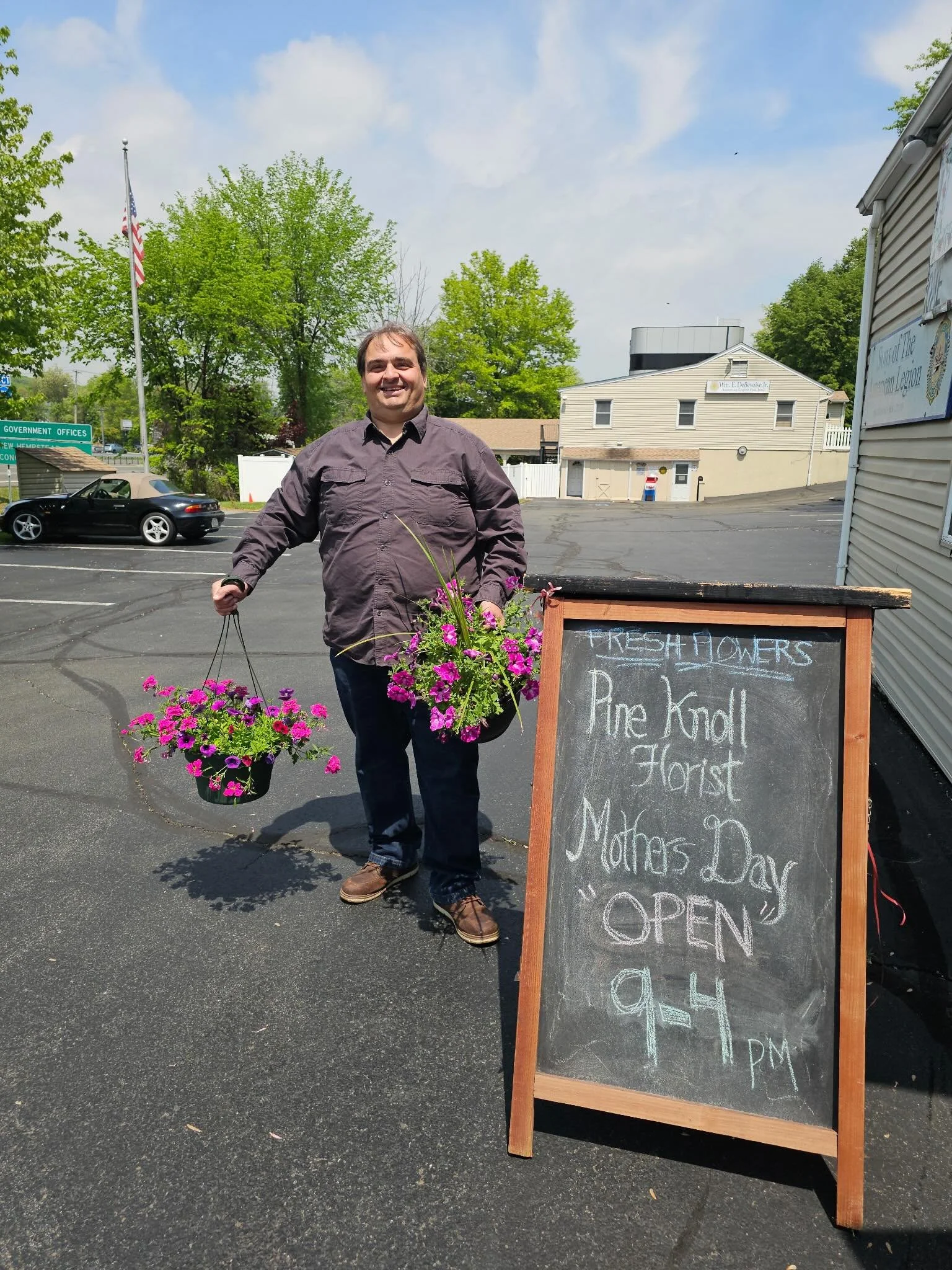 Nice to see local small businesses like @pineknollflorists helping people celebrate Mother&rsquo;s Day today.

They&rsquo;ll be open until 4 PM for anyone still picking something up for mom. Always important to support our local businesses. 🌸