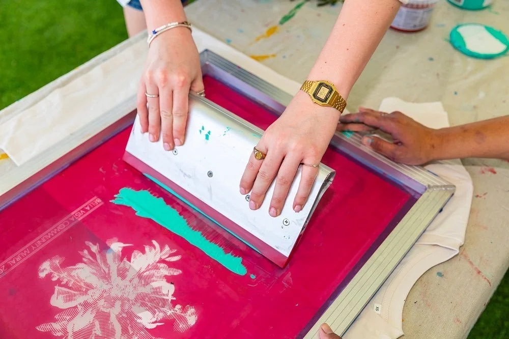 We had such a great time with the Bella Vista community making tshirts and tote bags with bespoke screenprint designs that will appear in the large mural we will be painting in November! Looking forward to catching up with everyone when we are on sit