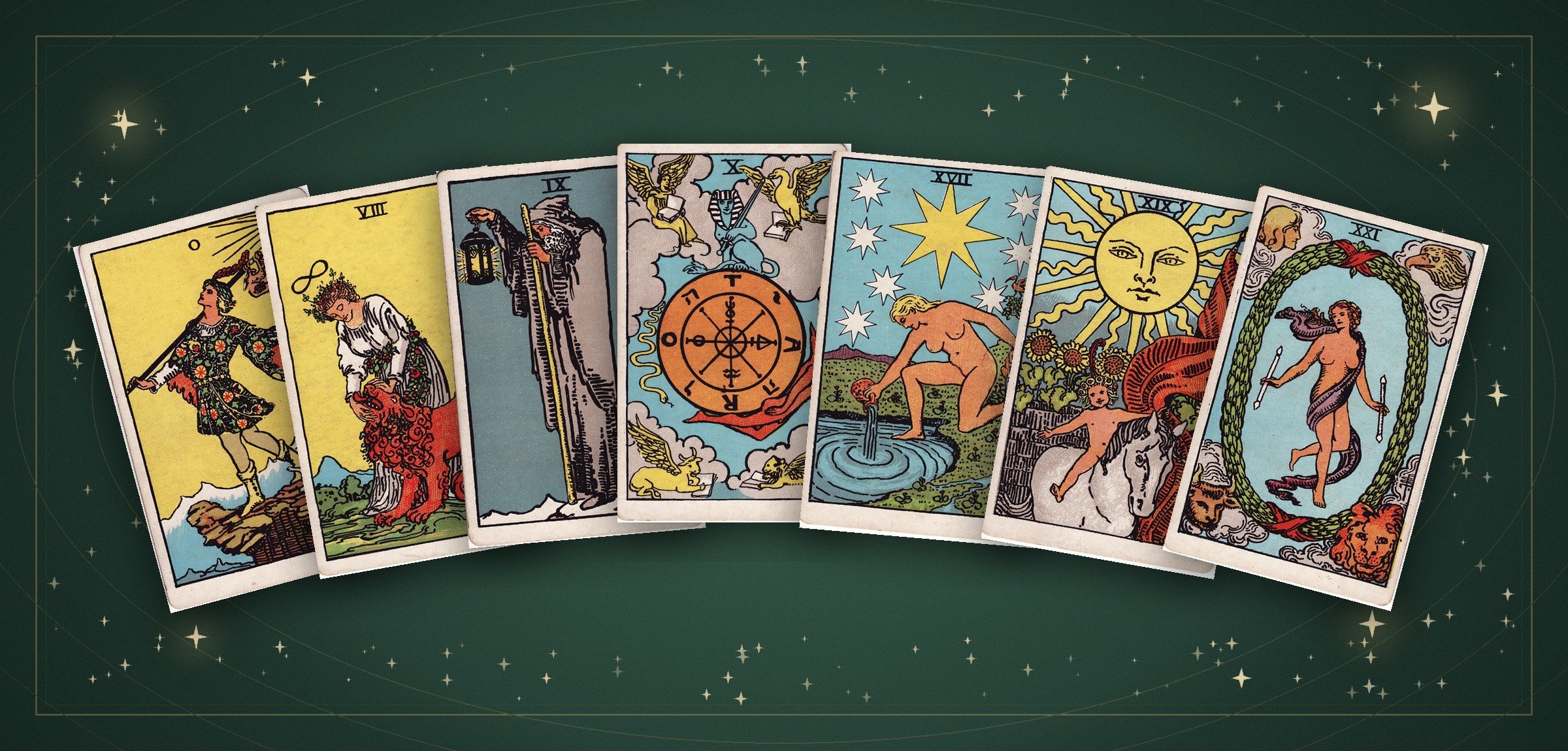 Sept arcanes majeurs du tarot Rider-Waite en éventail sur fond vert forêt : Le Mat, La Force, L'Ermite, La Roue de Fortune, L'Étoile, Le Soleil et Le Monde.