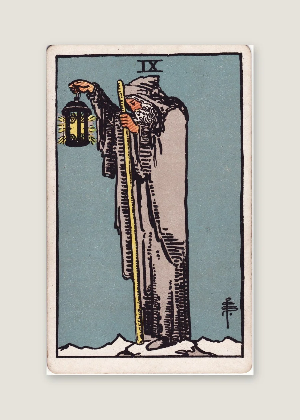 La carte L'Ermite du tarot Rider-Waite, édition de 1909 : un vieil homme seul, une lanterne levée.