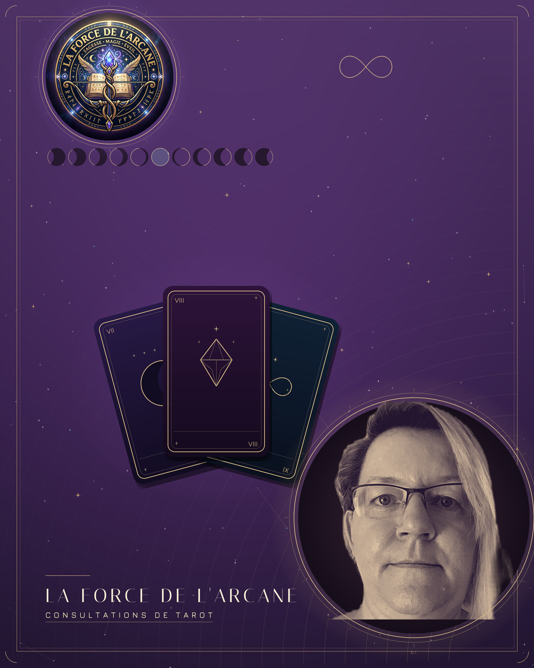 Une illustration de style mystique et ésotérique avec un fond violet, comprenant une carte de tarot, une roue astrologique avec un symbole d'infini, et un portrait en noir et blanc d'une femme avec des lunettes. Texte en français : 'La Force de l'Arcane' et 'Consultations de Tarot'.