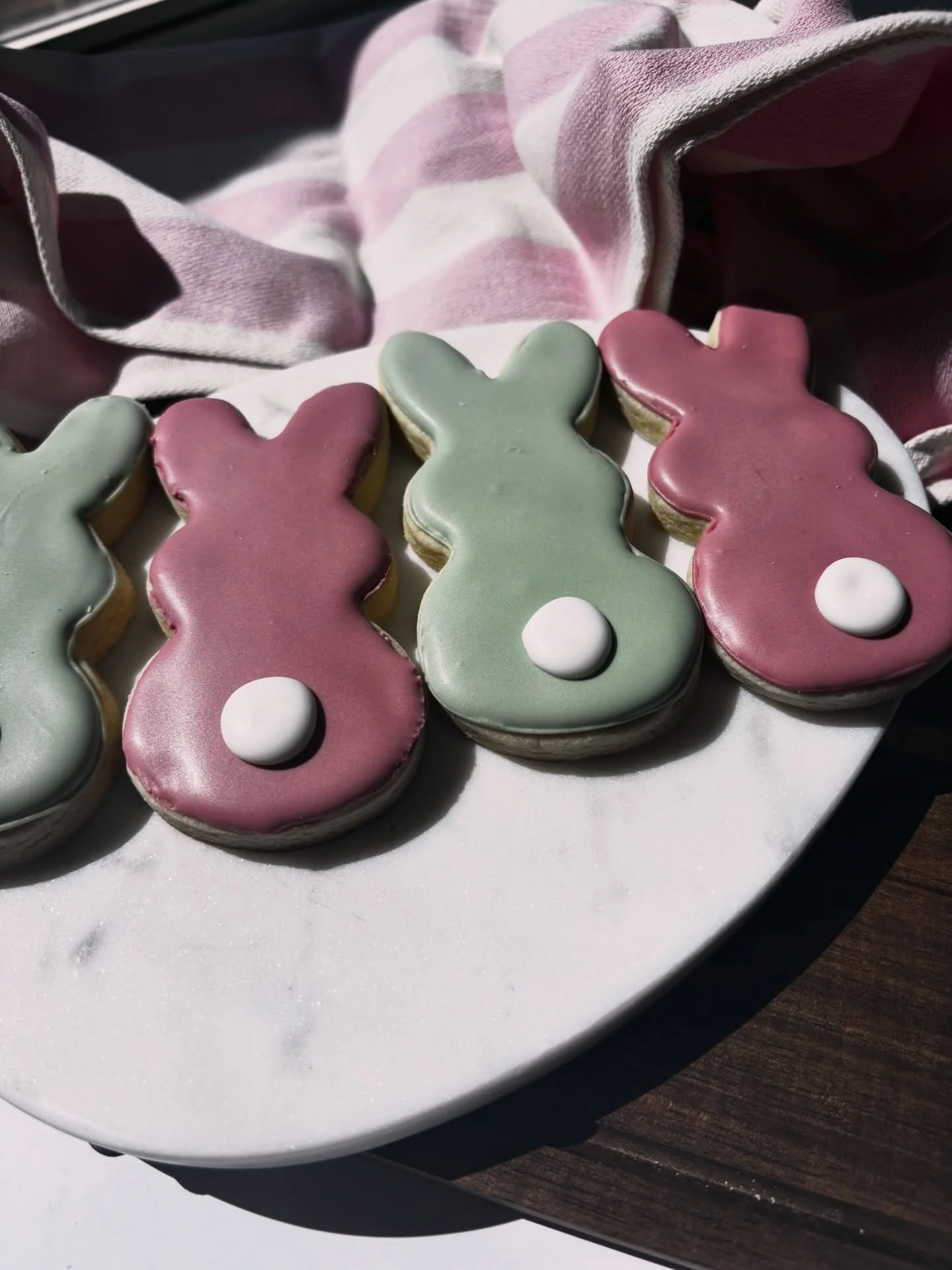 These bunnies stole my heart! I debated on making them more complex, but the simplicity of the colors and cotton tail won! 

I enjoyed making these muted colors for the Easter Studio Collection. I used gel colors Rose &amp; Stone from @thesugarart to