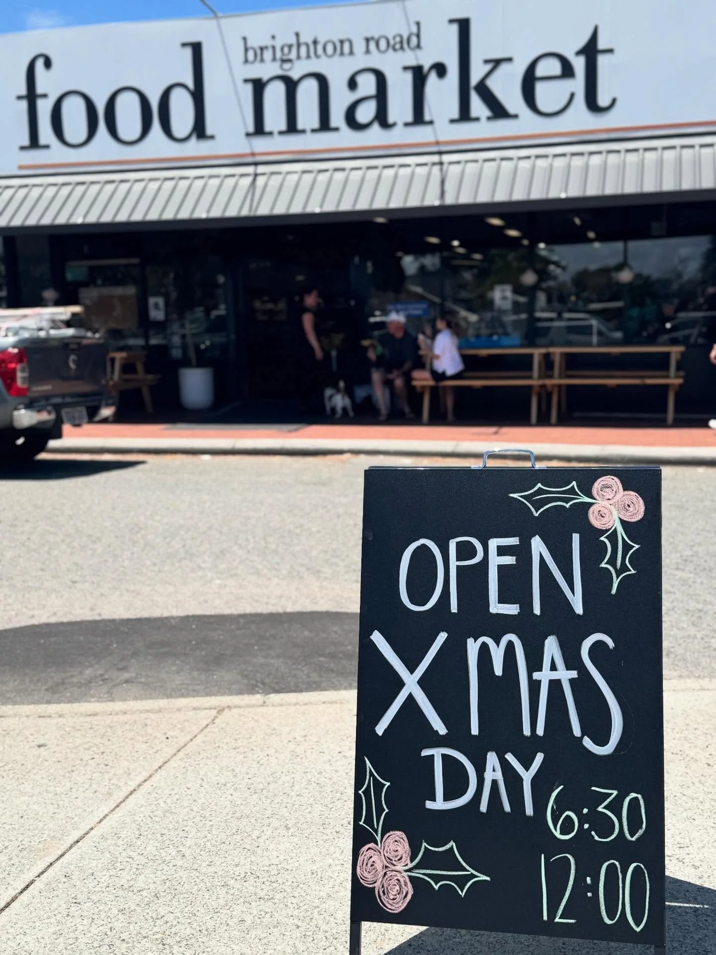 WE&rsquo;RE OPEN XMAS DAY 🎄
6:30am until midday 
Serving
🥐 HC croissants 
🥪 Toasties a plenty 
🥚 Vegetarian frittata 
🧁 Petit four cakes 
🍫 Our famous house brownies- pieces &amp; half slabs 
🥕 BRFM carrot cakes 
🌱Huge selection of gluten fre