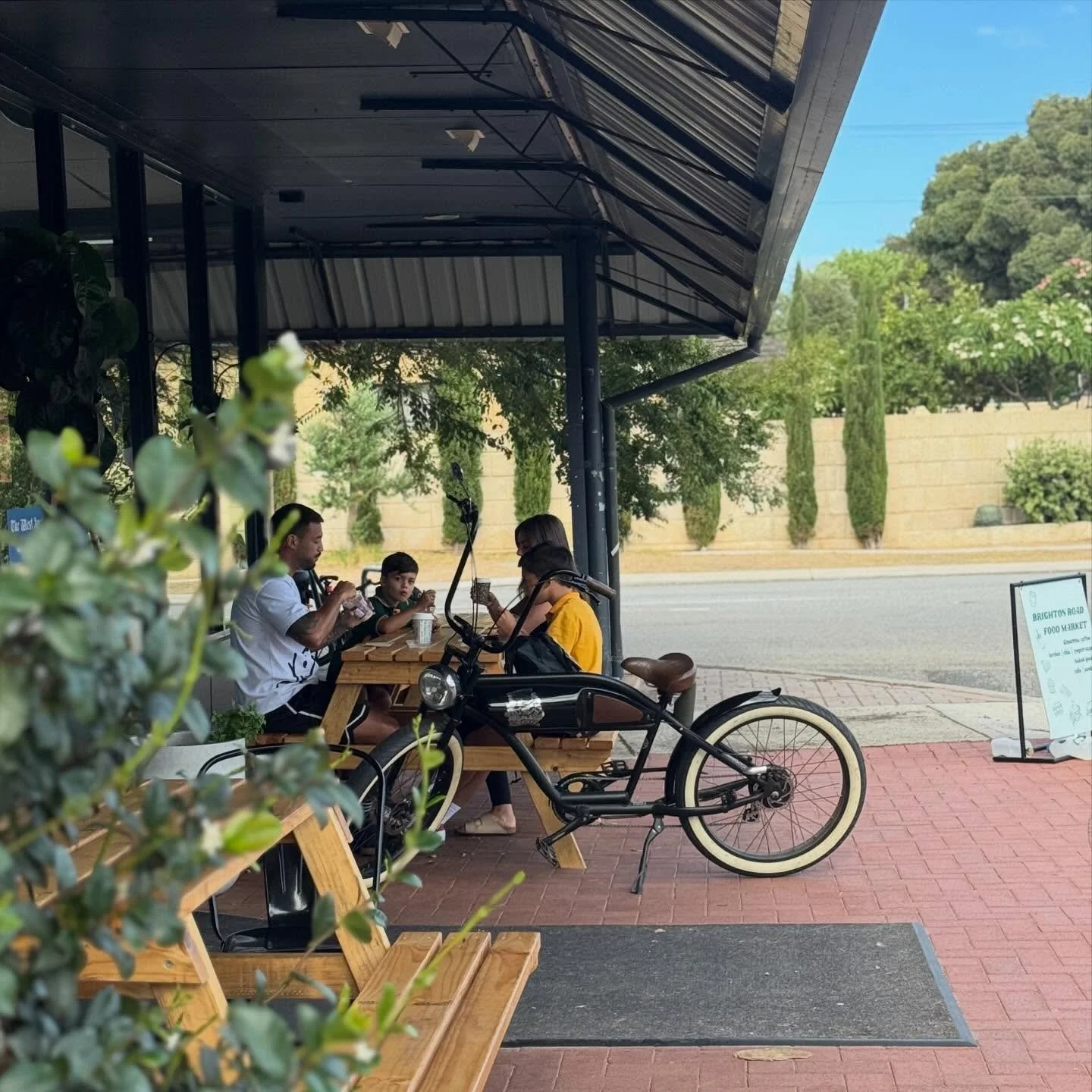 Brighton Road Food Market: breakfast hub before school drop off 
One of our fave families enjoying some of our delicious &amp; nutritious breakfast / snack options 
🫐 dairy free bircher muesli
🍓 strawberry chia pudding 
🥭 mango chia pudding

All m