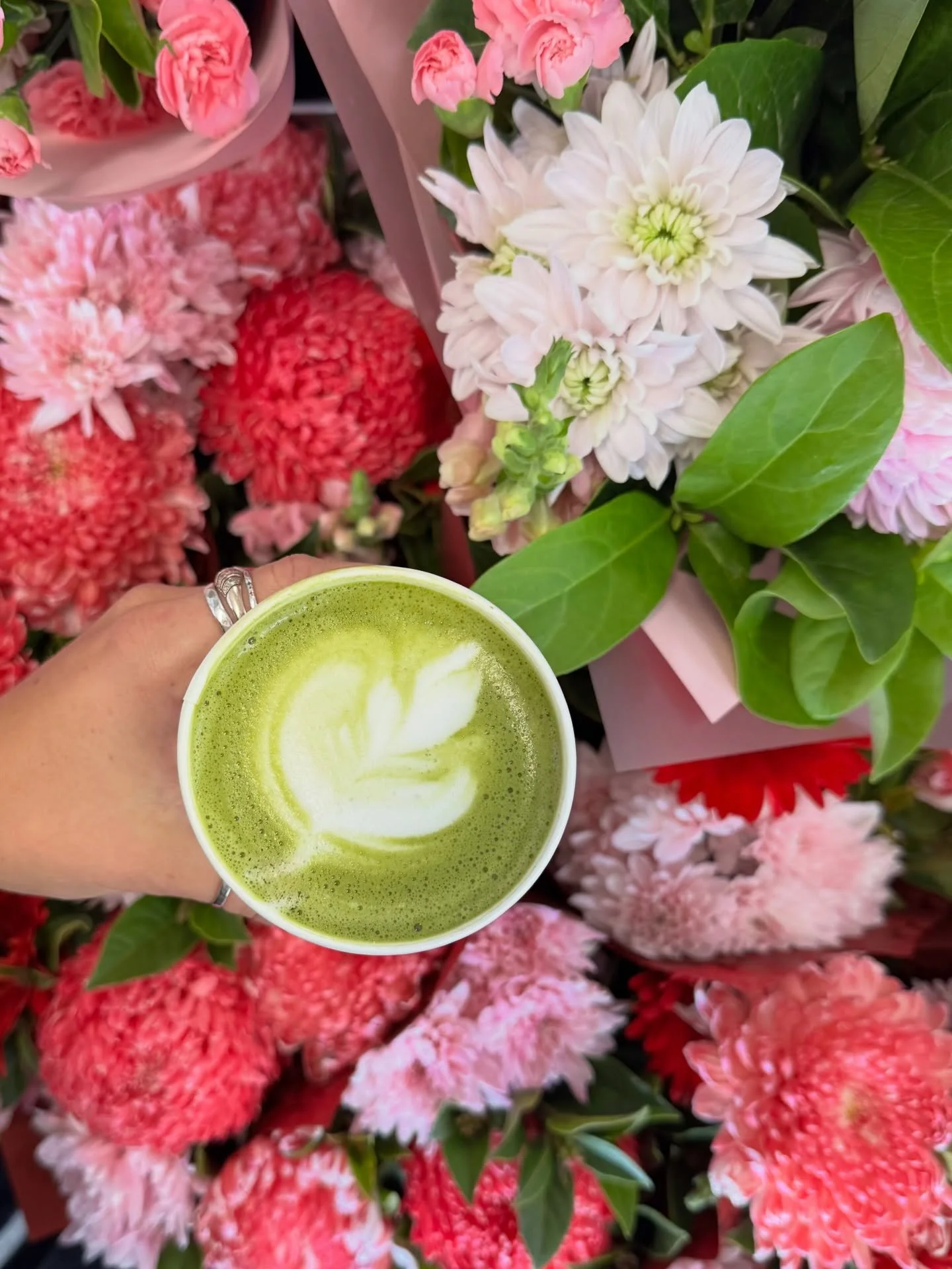 When the green of the matcha matches our flowers 💐💚
@thematchacollective.au @theflowermarketperth