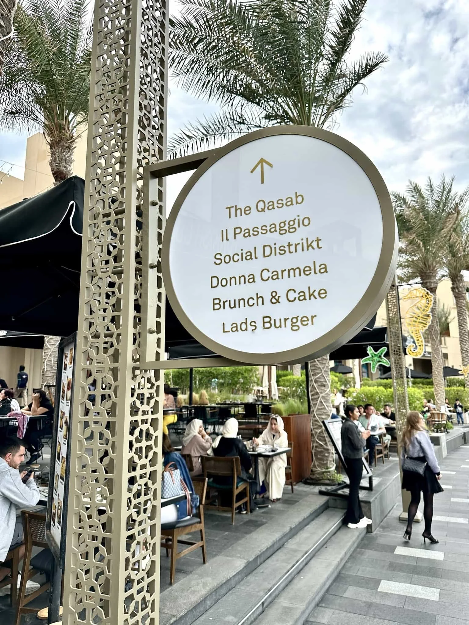 the-pointe-palm-jumeriah-wayfinding-creative-dialog-sign-1.JPEG