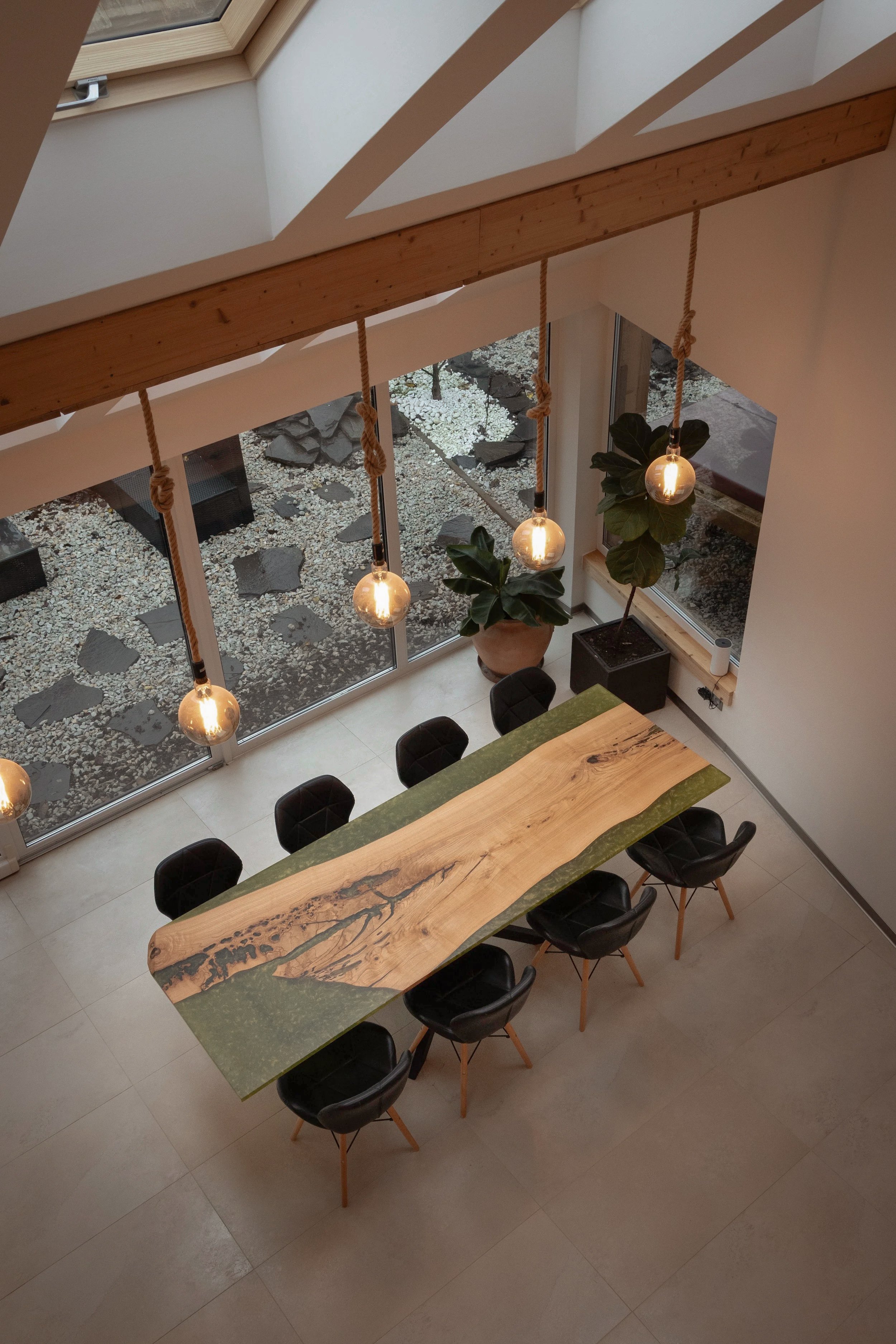 Jaseňový jedálenský stôl s epoxidom