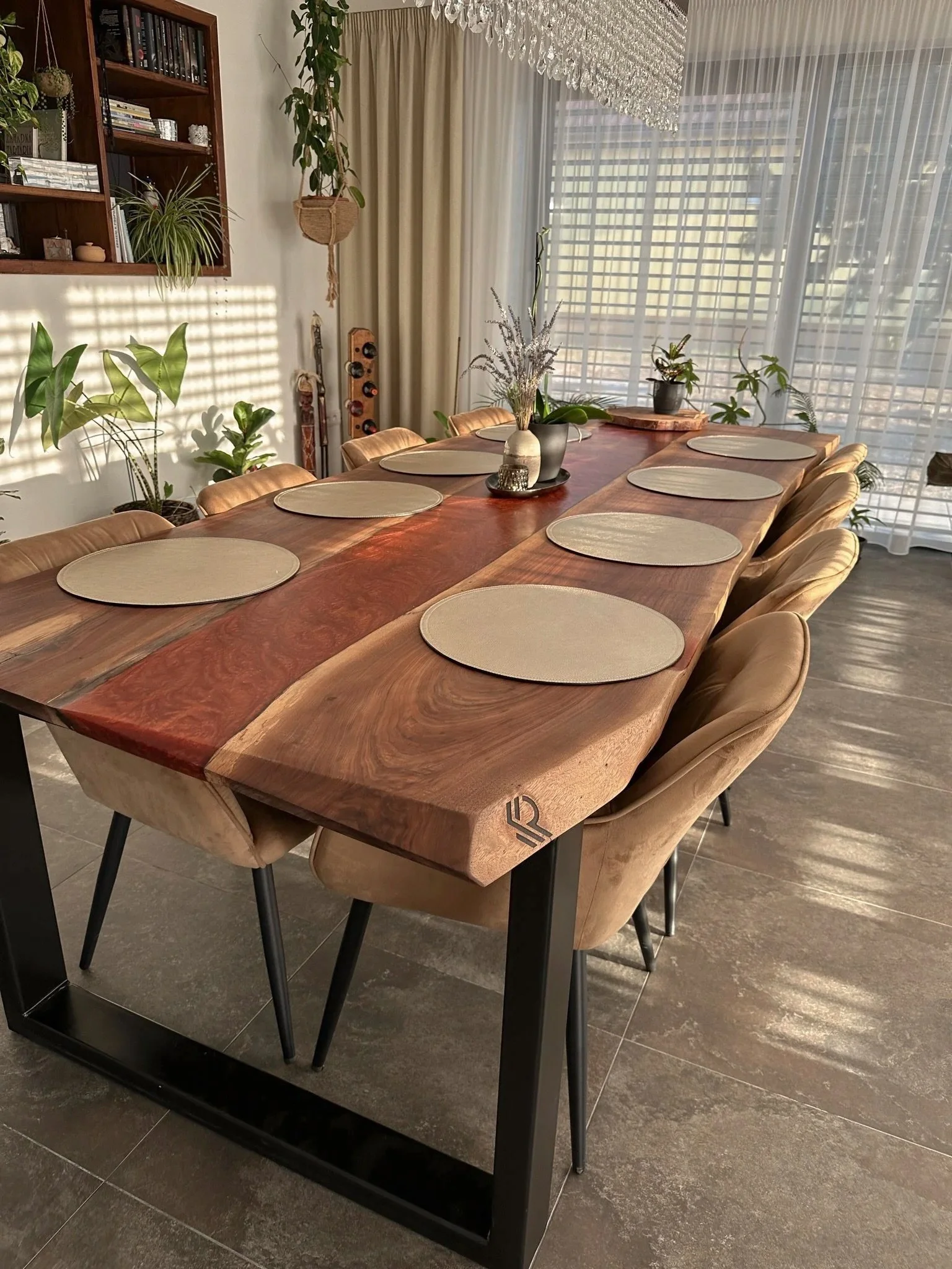 Jedálenský stôl z amerického orechu s epoxidom