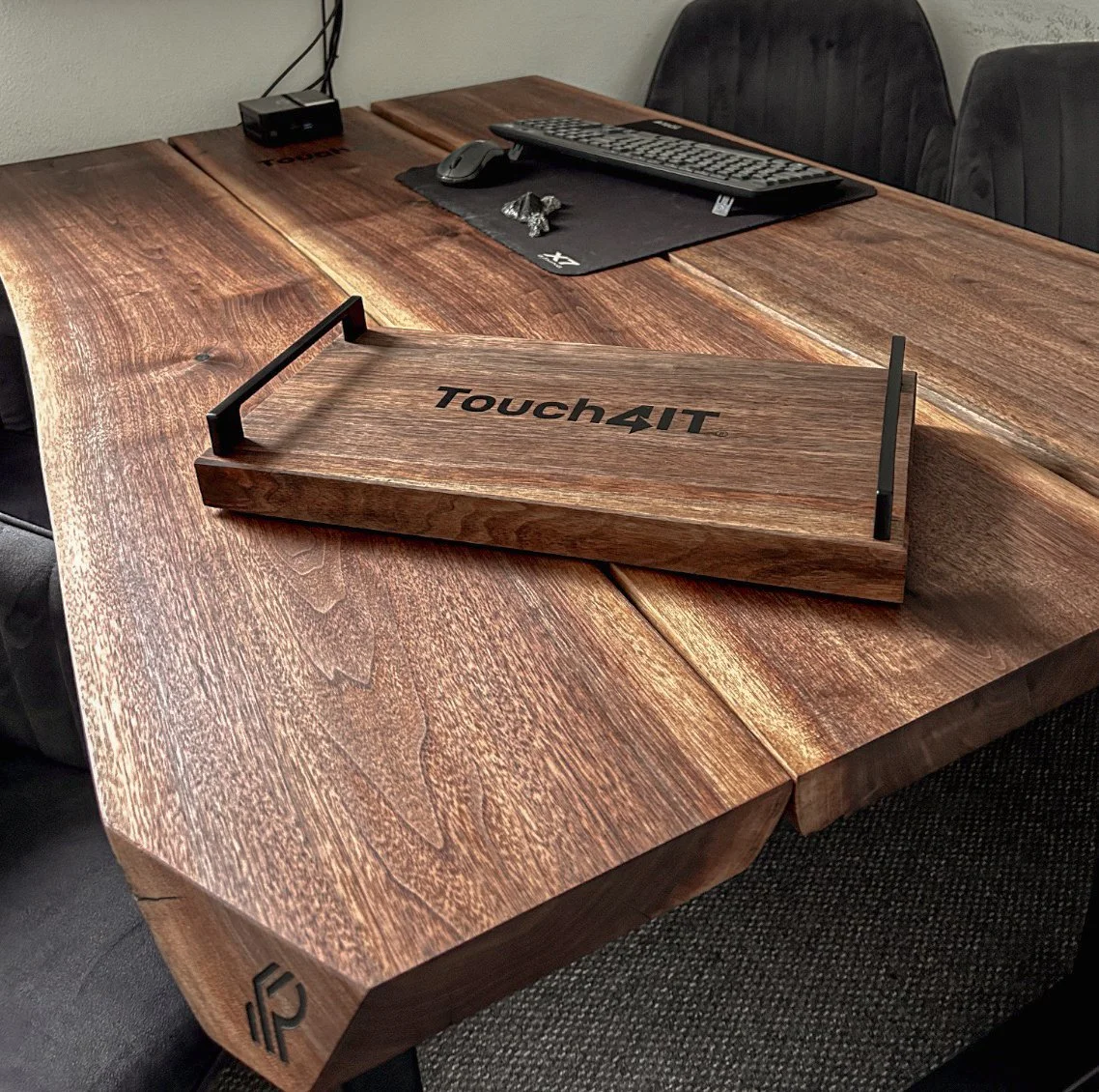 Stôl z amerického orecha