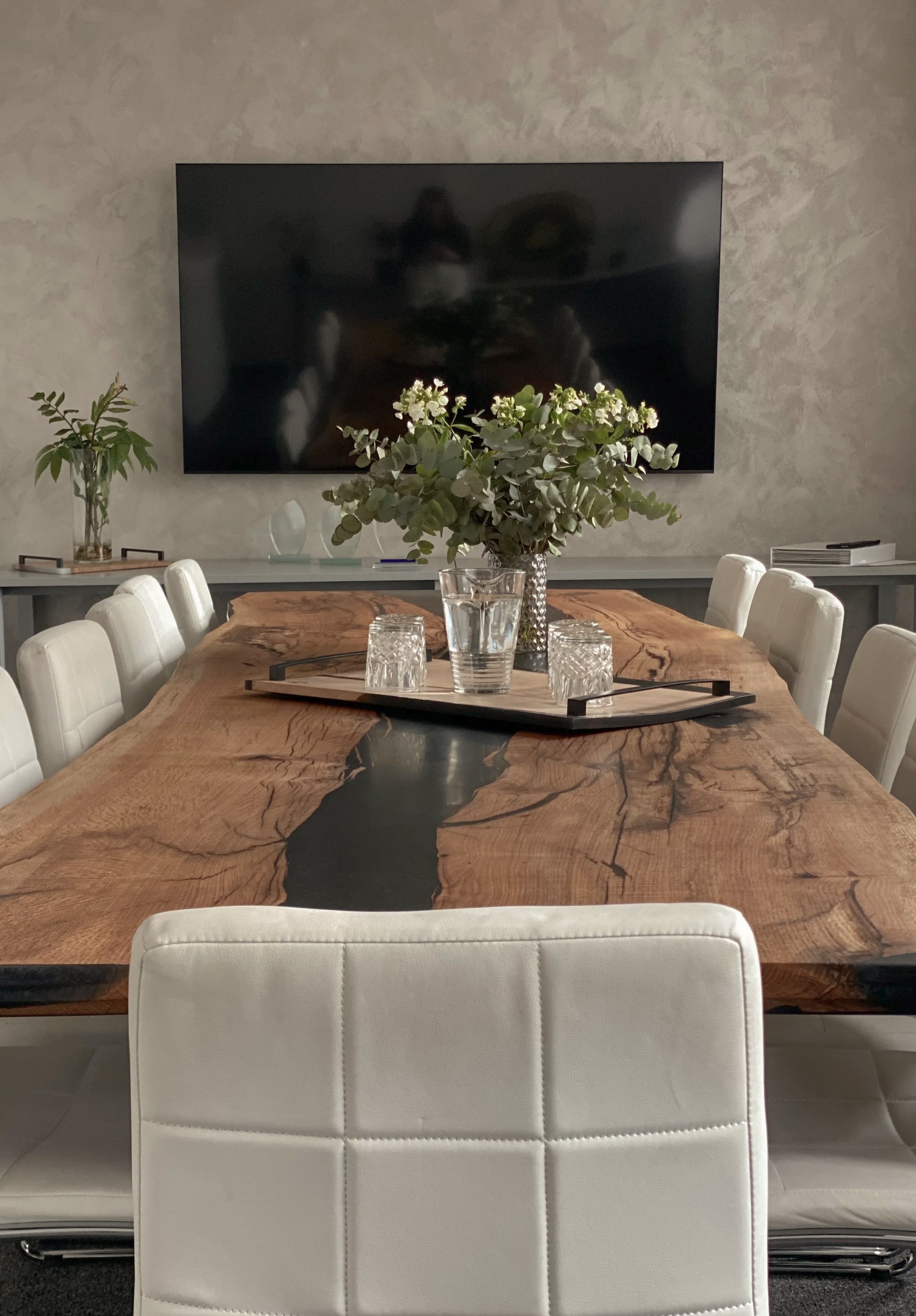 Zasadačkový stôl z dubu cerového