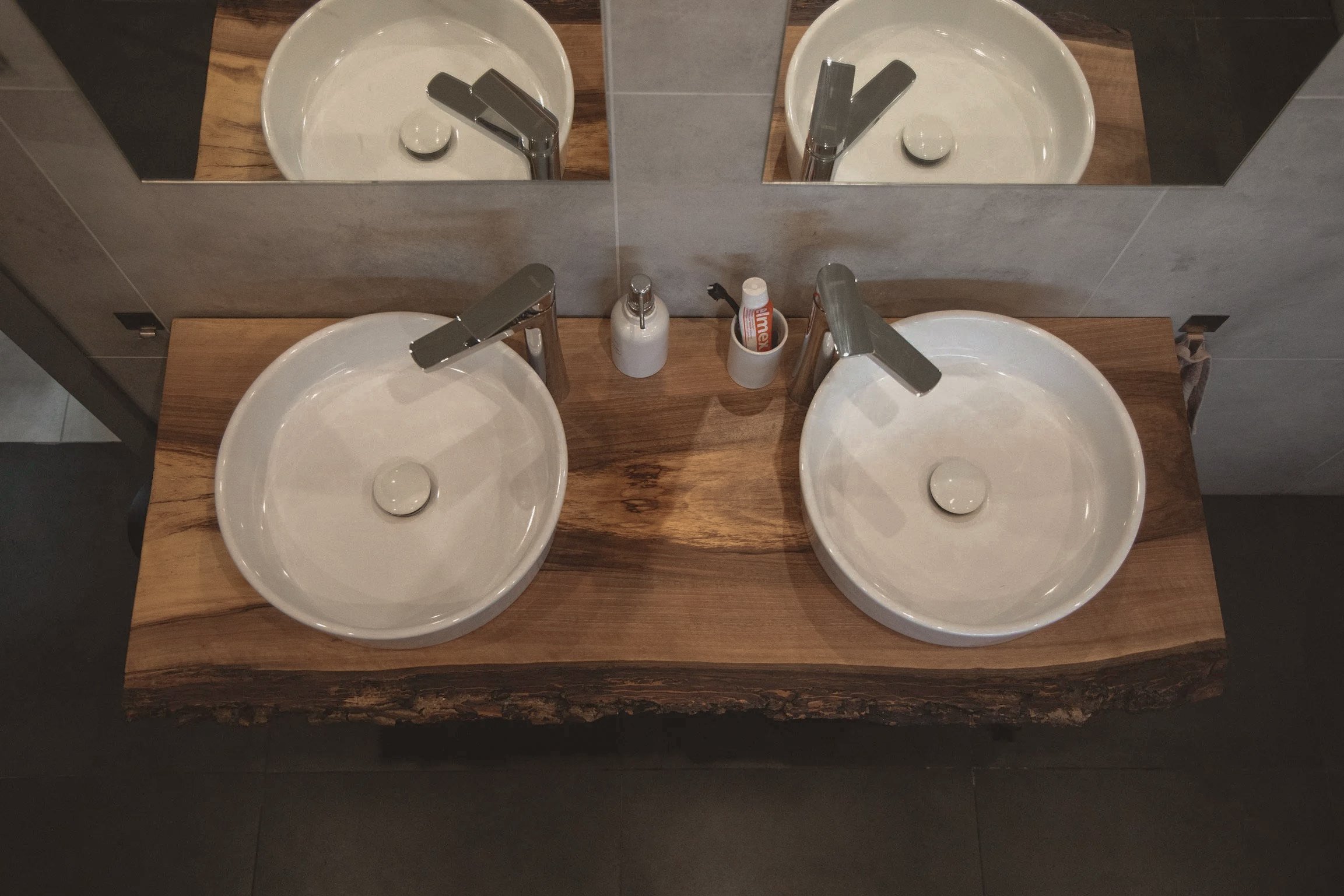 Umývadlová platňa z orecha