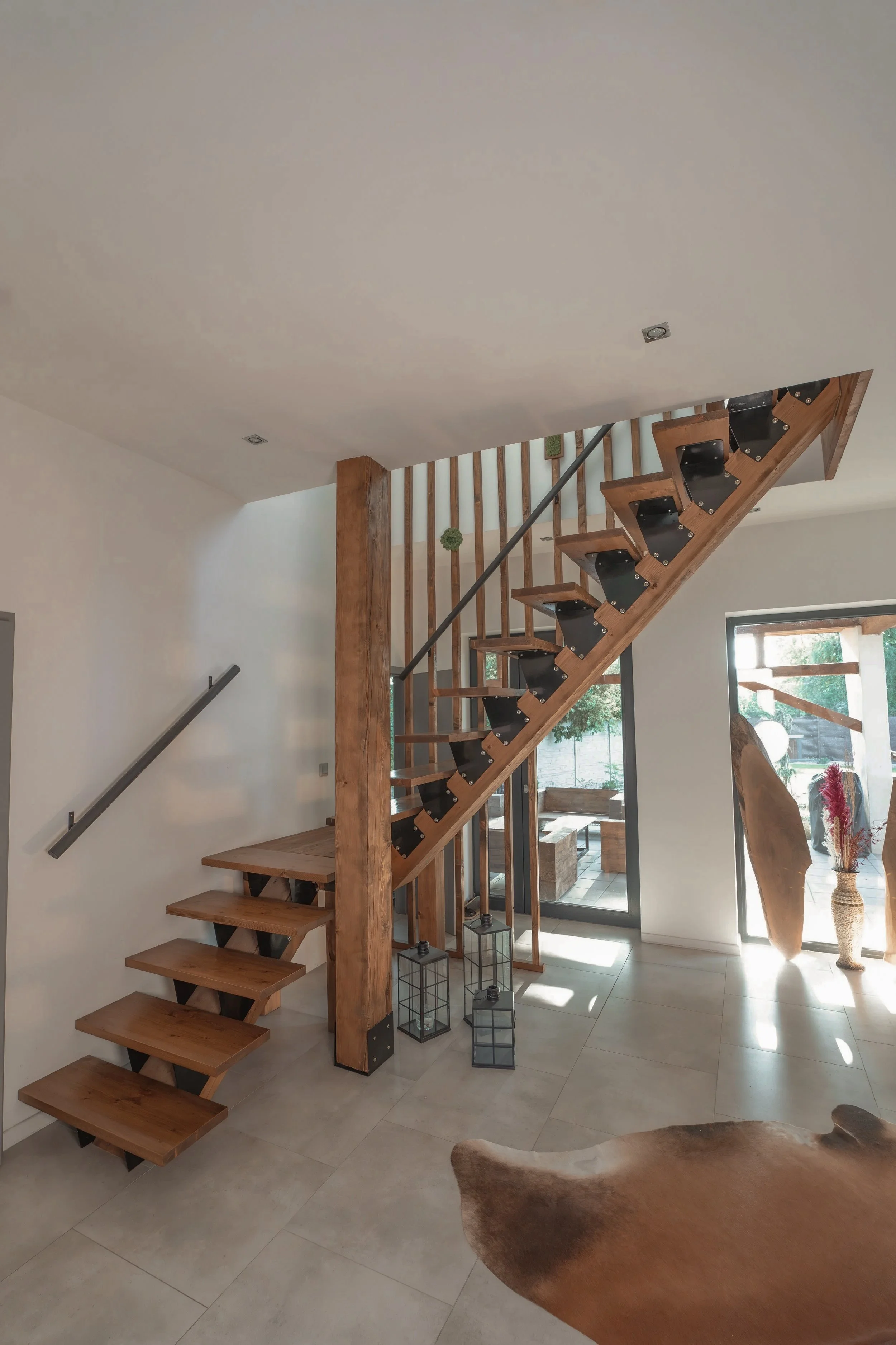 Smrekové schodisko lakované