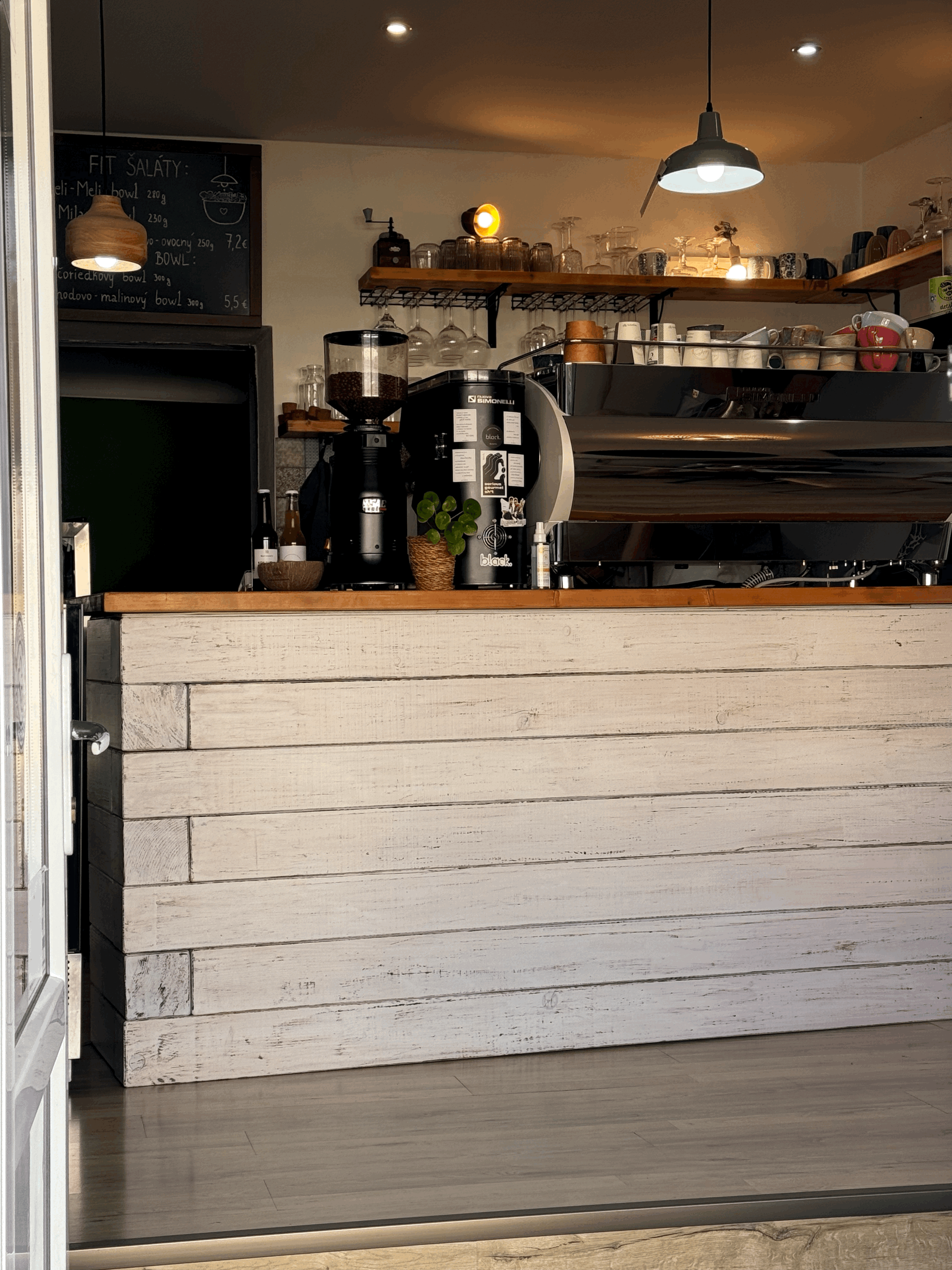 Smrekový hranolový pult