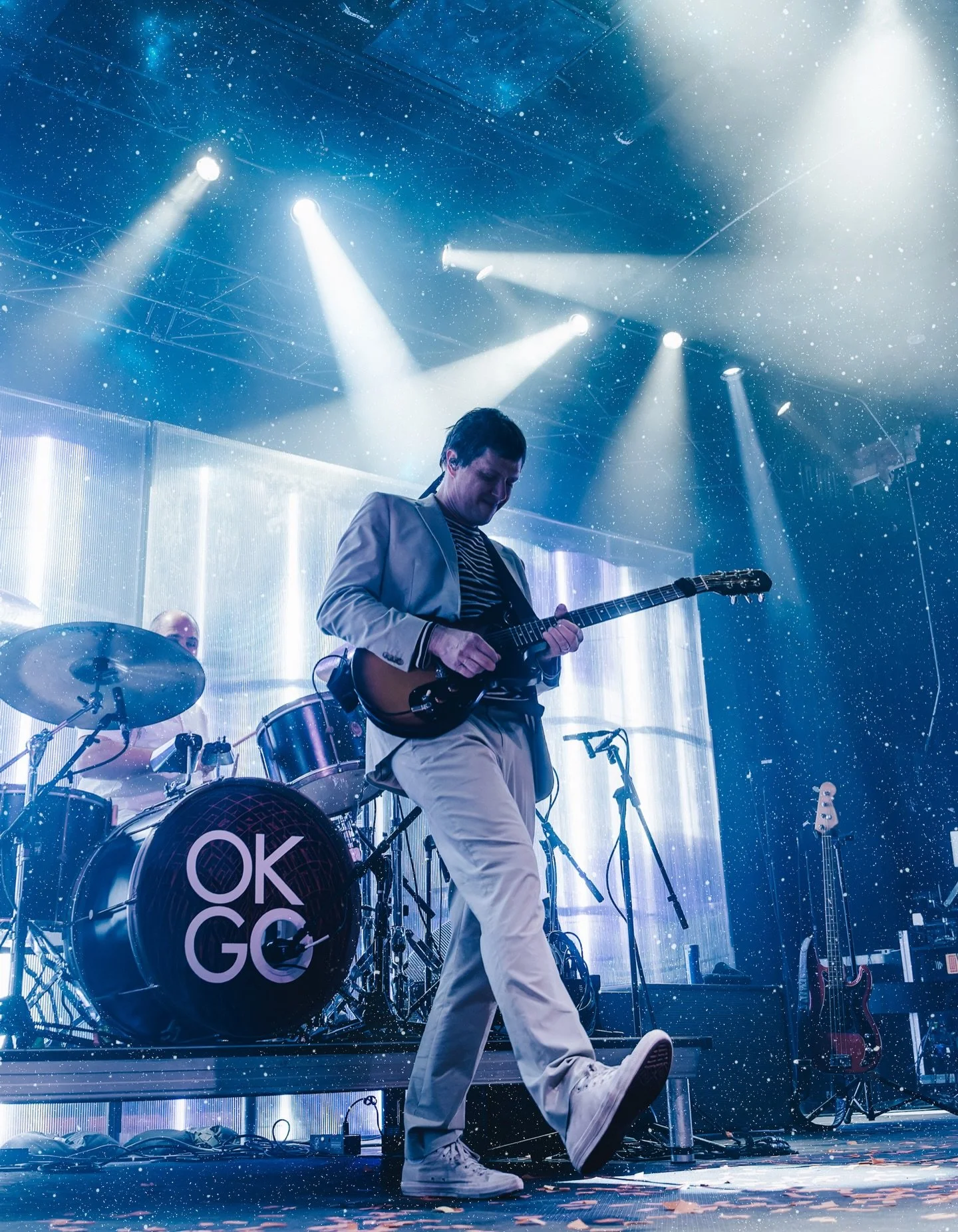 I haven&rsquo;t shot anything in quite a while so here&rsquo;s a re-edit from my last show &ndash; @damiankulash of @okgo 

#melmaephoto #musicscenemedia #okgo #damiankulash