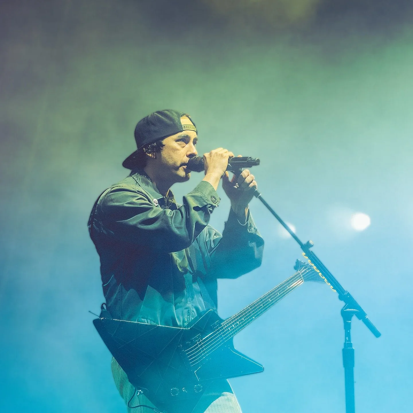 Happy Birthday to @piercethevic of @piercetheveil 🥳

#melmaephoto #darkbloomcreative #musicscenemedia #piercetheveil #piercethevic
