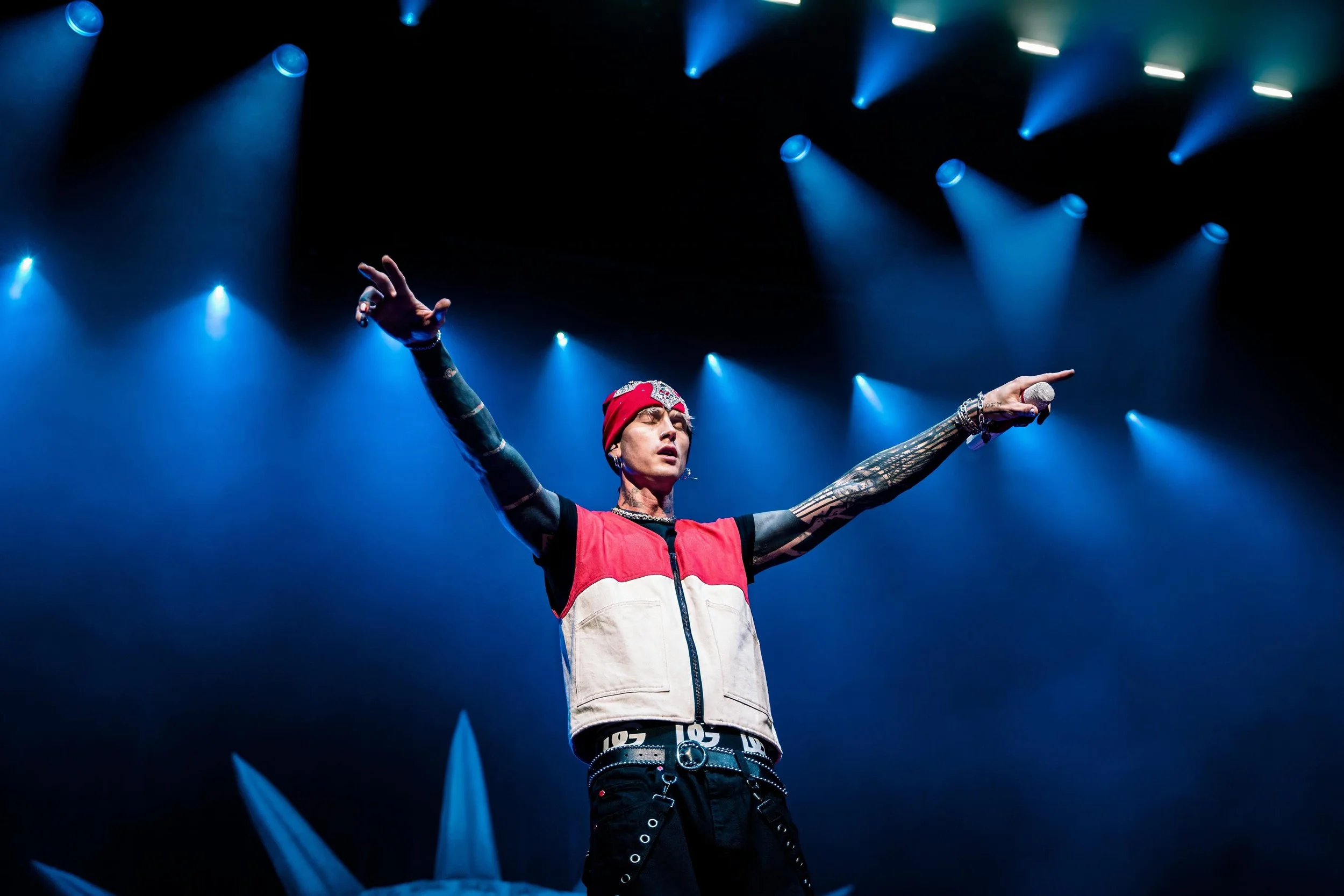 this feels like the opposite of real life&hellip;

@machinegunkelly in Charlotte, NC 

#melmaephoto #musicscenemedia #mgk #machinegunkelly #lostamericanatour
