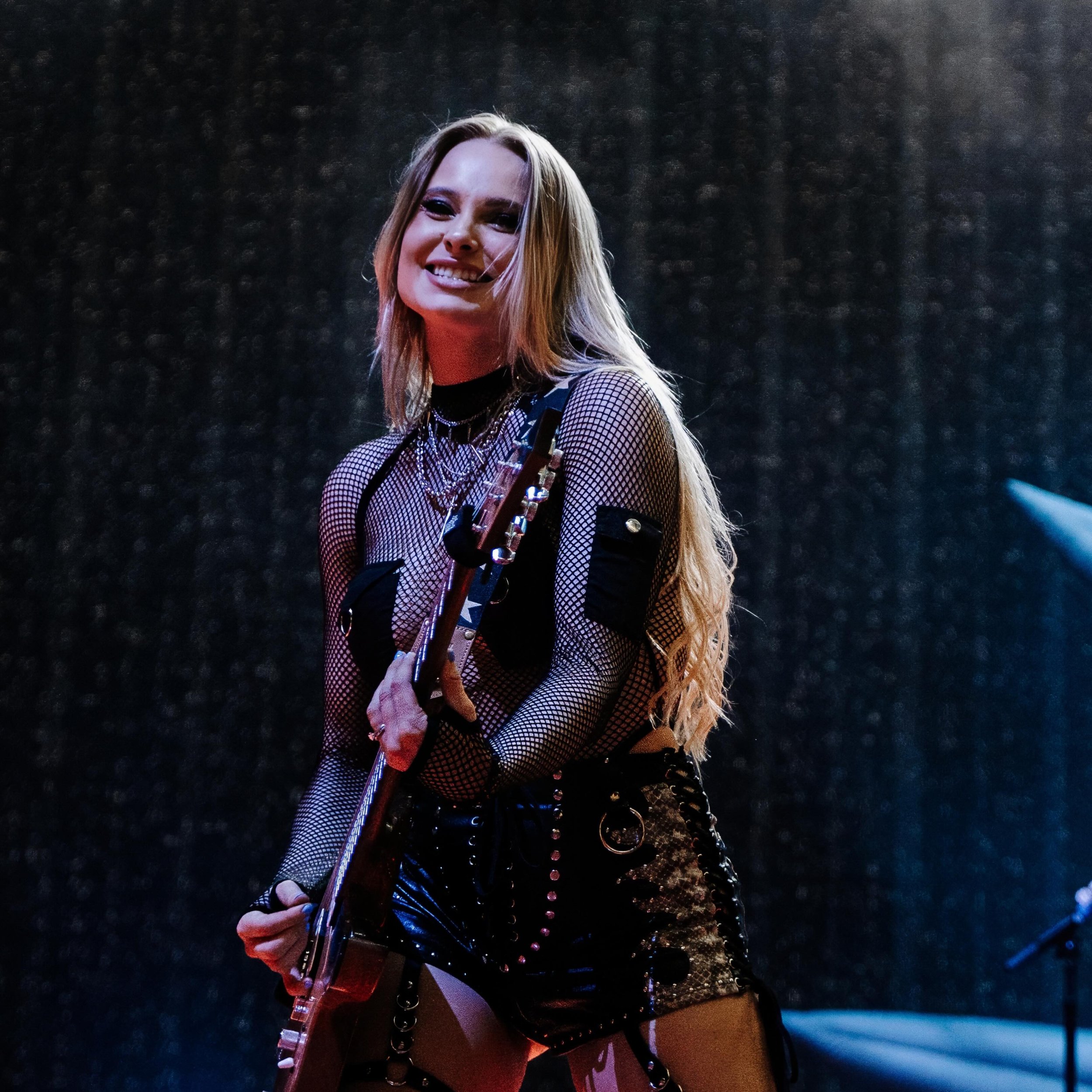 This is a @sophieguitar_ appreciation post because we need more attention on badass women in the scene. That is all. 🤘🏻

#melmaephoto #mgk #sophielloyd #sophieguitar #lostamericanatour