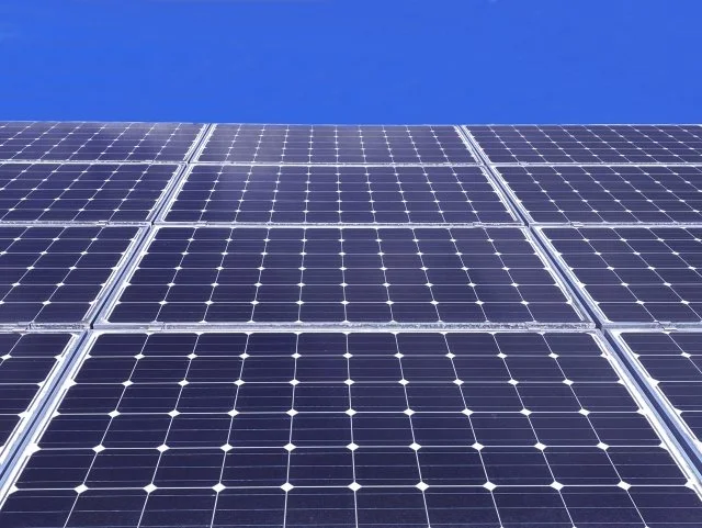 太陽光パネルのクローズアップと青空