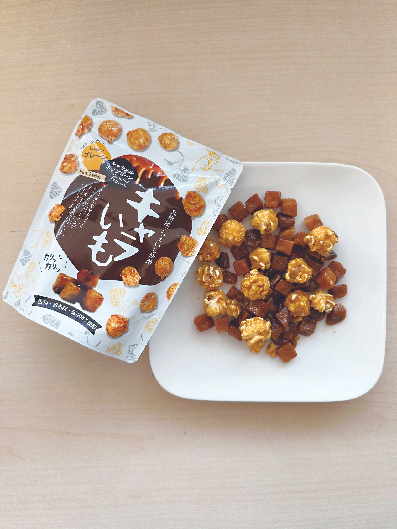 キャラメルポップコーンと小さなココア色のキューブ型お菓子が並んでいる白い皿と、そのパッケージの写真