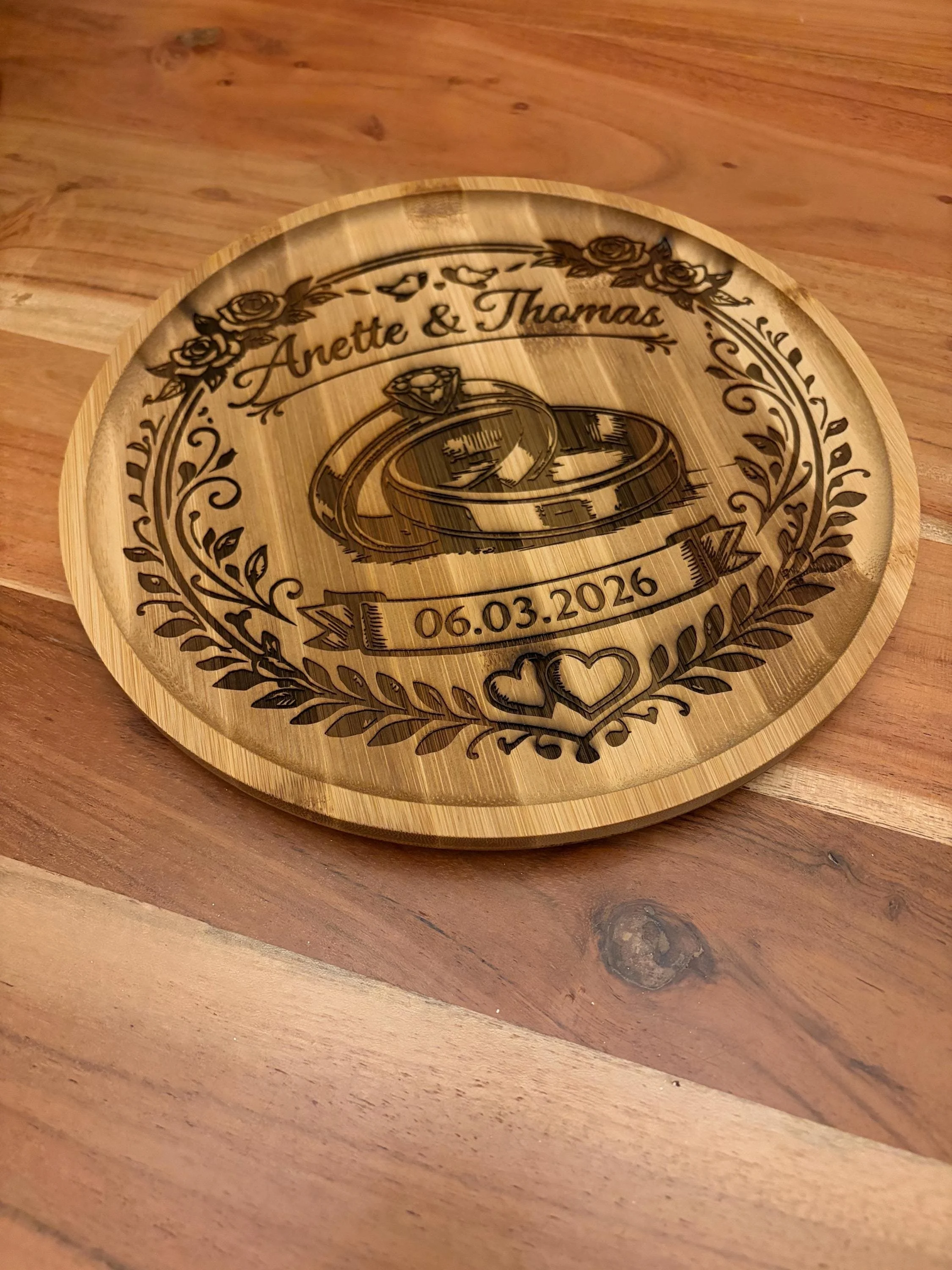 Personalisiertes Hochzeitsgeschenk aus Holz mit Gravur - Ringmotiv & Datum - Individuelles Geschenk zur Hochzeit - Holz Deko mit Namen