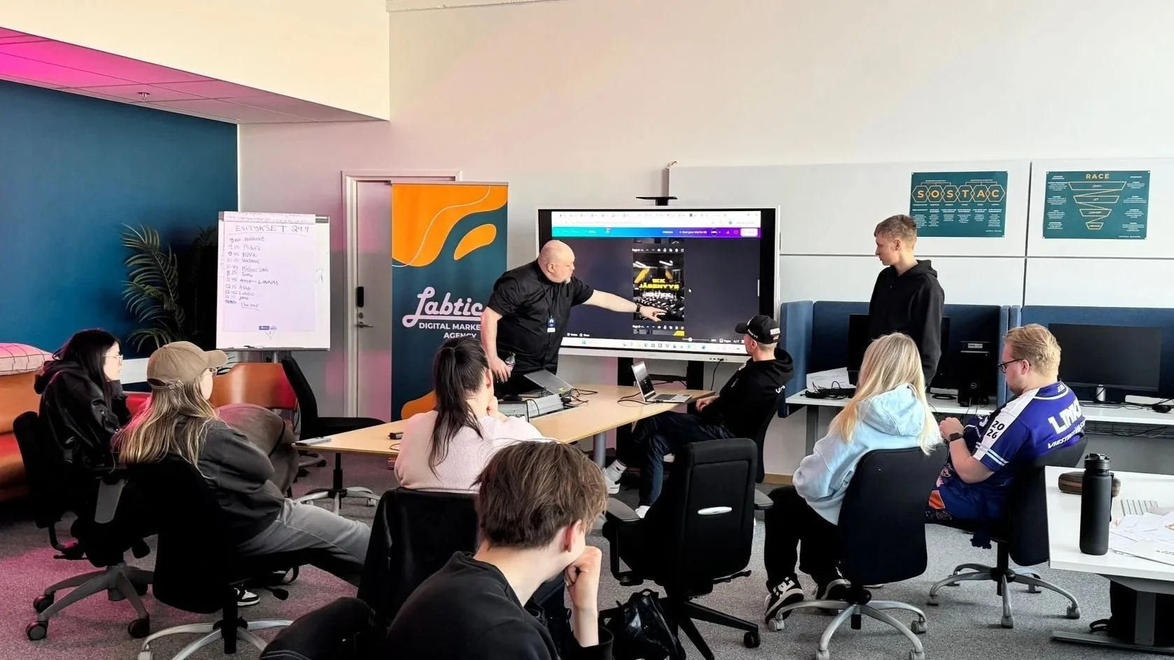 Kuva opetustilanteesta Labtic Digimarkkinointitoimistossa.