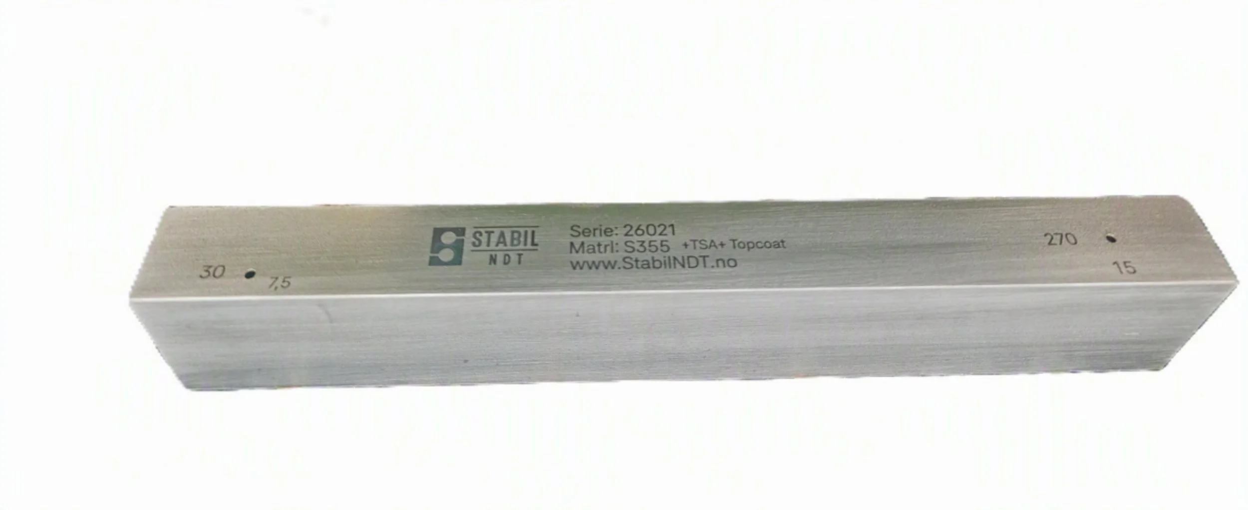 Lasergravert DAC‑blokk med presise hullposisjoner, serienummer og materialmerking, produsert av Stabil NDT for teknisk sporbarhet og NDT‑kalibrering.