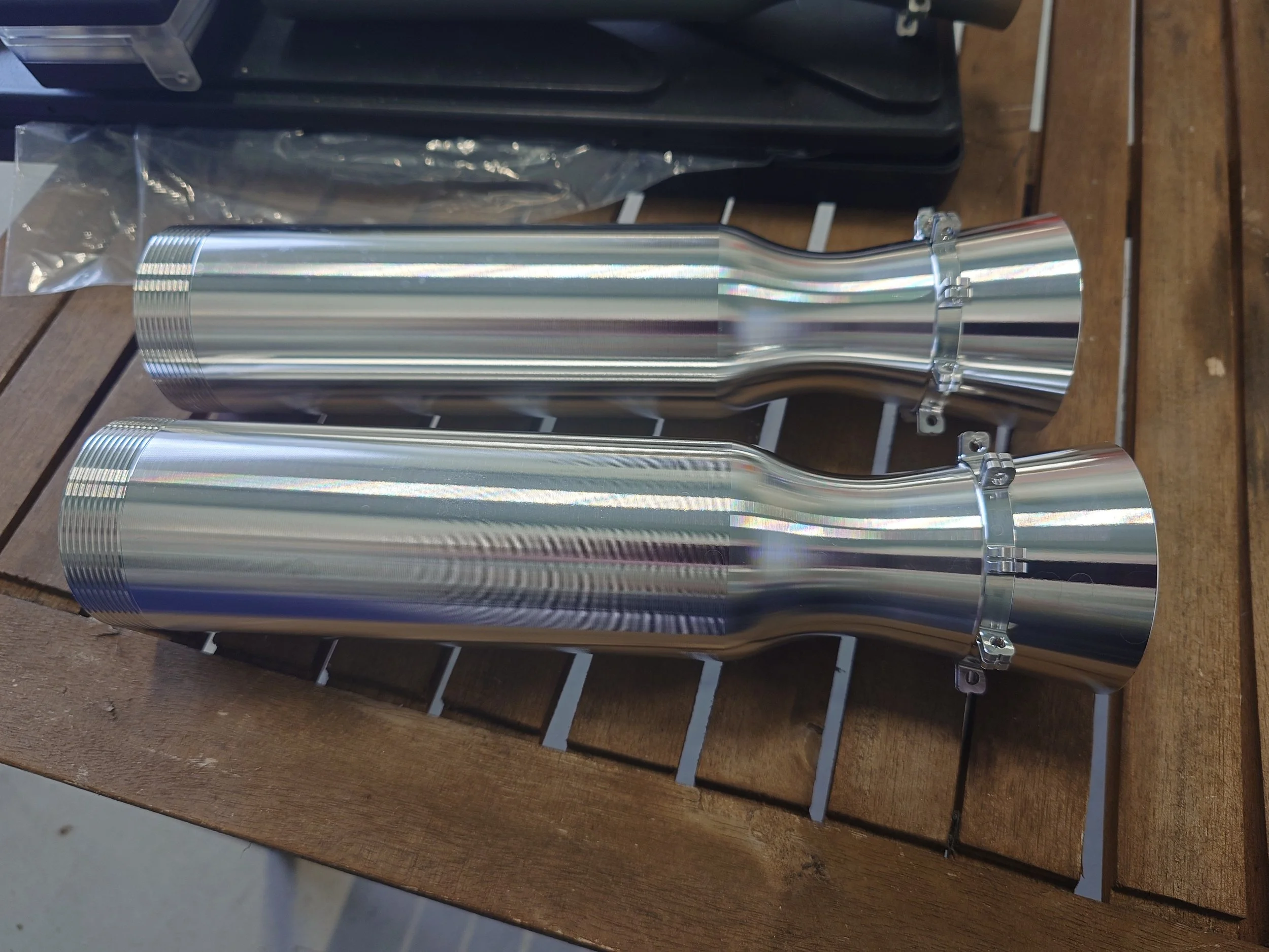 Maskinerte aluminiumsdeler med skarpe kanter og presise konturer, vist med jevn overflatefinish etter CNC‑ og EDM‑bearbeiding.