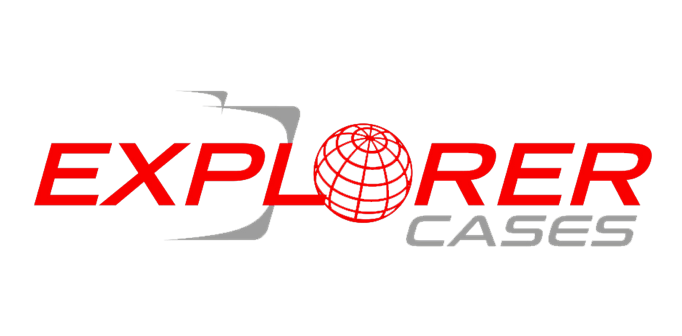 Explorer Cases logo med jordklode og rød/grå tekst for robuste IP67‑klassifiserte utstyrskofferter.