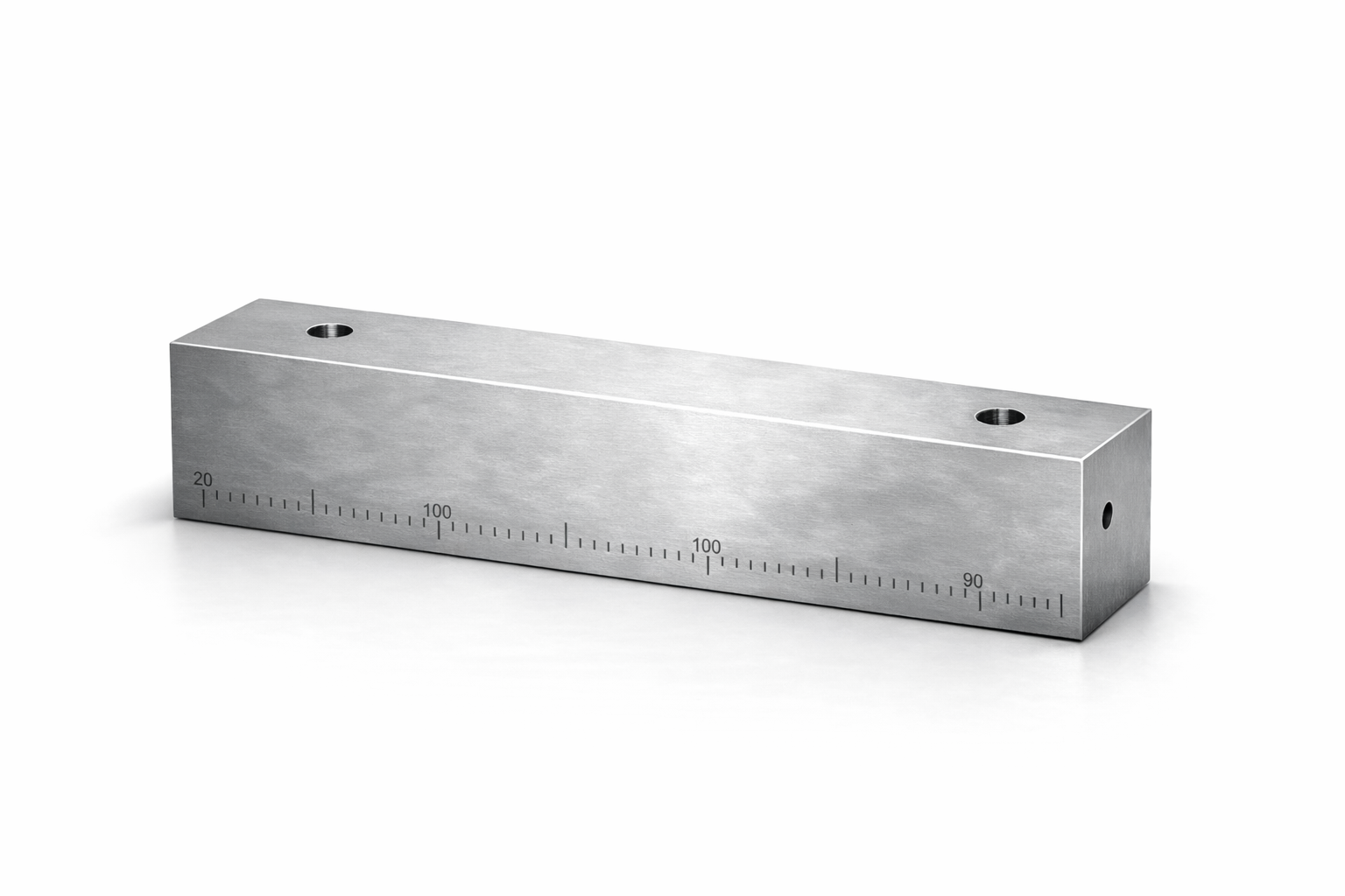 En metallblokk for referanse ved målinger, plassert på en hvit bakgrunn.
