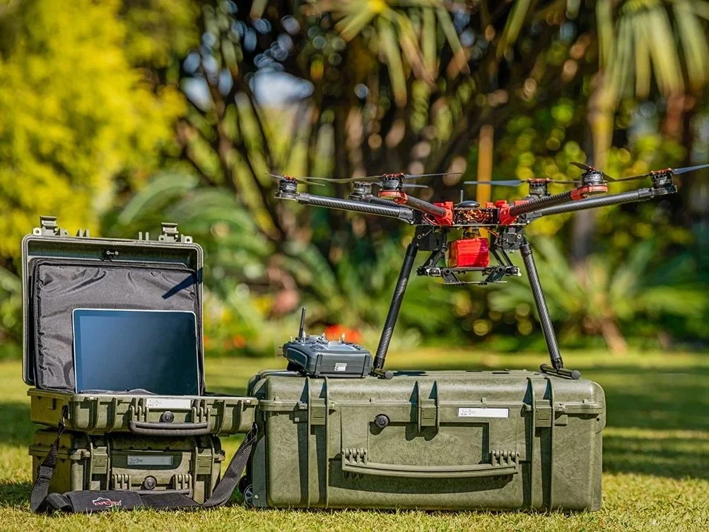 Explorer-koffert brukt som feltutstyr ved profesjonell droneoperasjon utendørs.