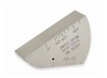 Et metallisk skarp vinkelmåler med målinger opp til 60 grader.