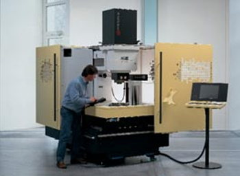 Agie Hyperspark Exact 3000 EDM‑maskin for presisjonsbearbeiding av NDT‑referanser.