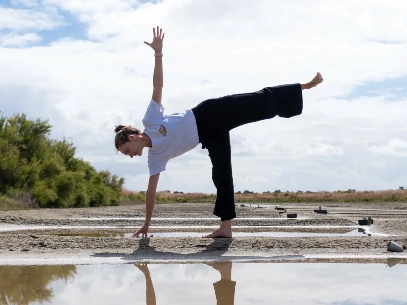 Posture de yoga pour illustrer un cours de yoga dans les marais salants de l'île de Ré