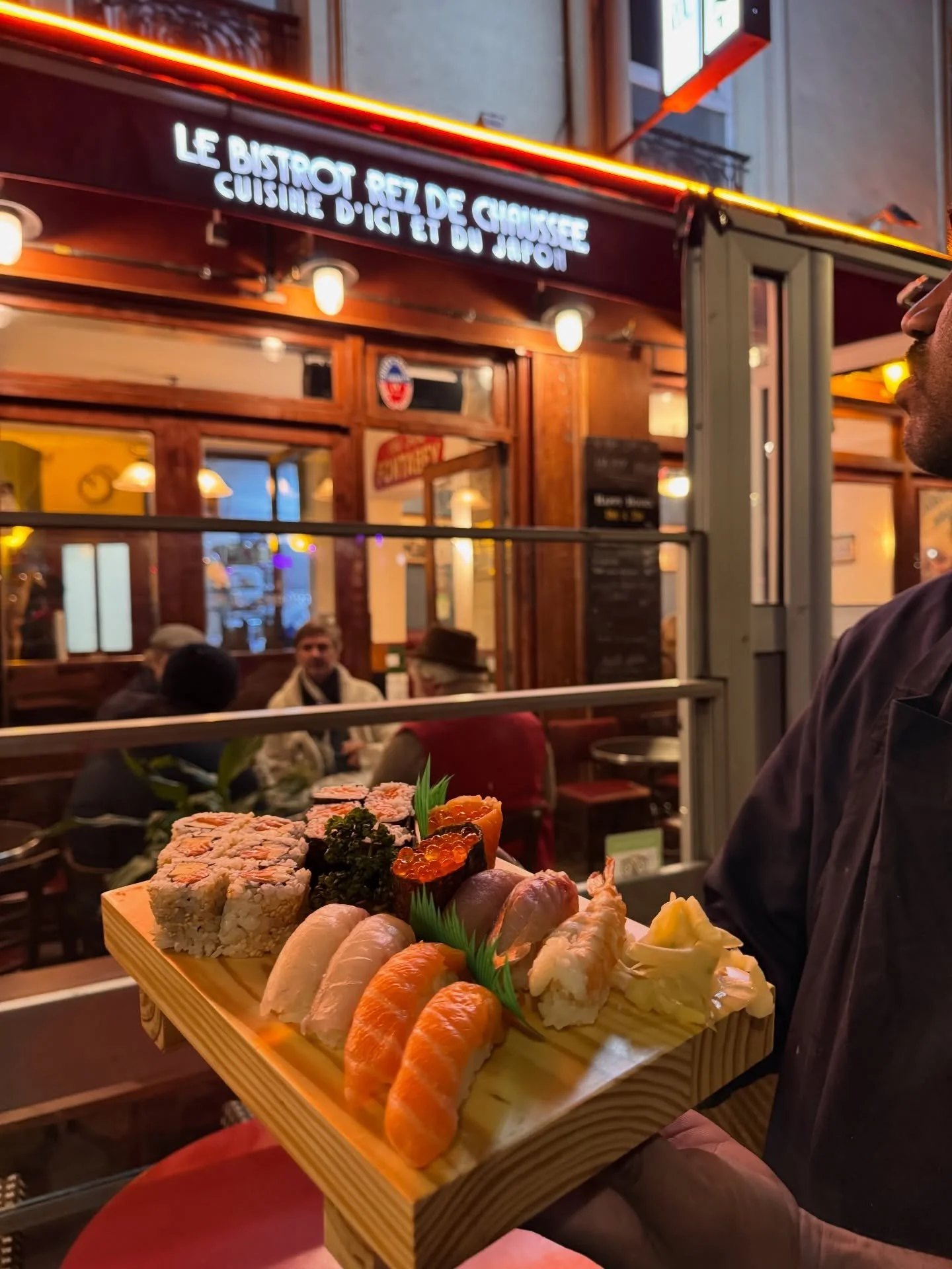 Nouveaut&eacute; au Rez-de-Chauss&eacute;e 🍣
Un ma&icirc;tre sushi d&eacute;barque pour te pr&eacute;parer des sushis comme au Japon : fra&icirc;cheur, pr&eacute;cision, qualit&eacute;.

Disponible uniquement le soir&hellip; et crois-nous, &ccedil;a