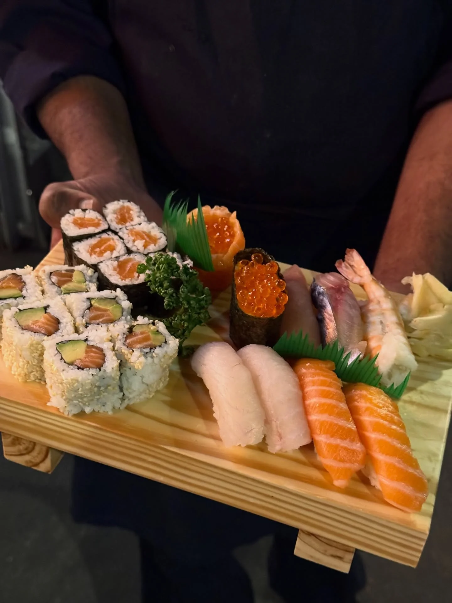 Tous les soirs, c&rsquo;est l&rsquo;heure des sushis 🍣
Fra&icirc;cheur, pr&eacute;cision et savoir-faire : notre ma&icirc;tre sushi t&rsquo;attend.

📍10, rue Sorbier, 75020

#restaurantparis #paris20 #sushi #sushilover #sushistagram