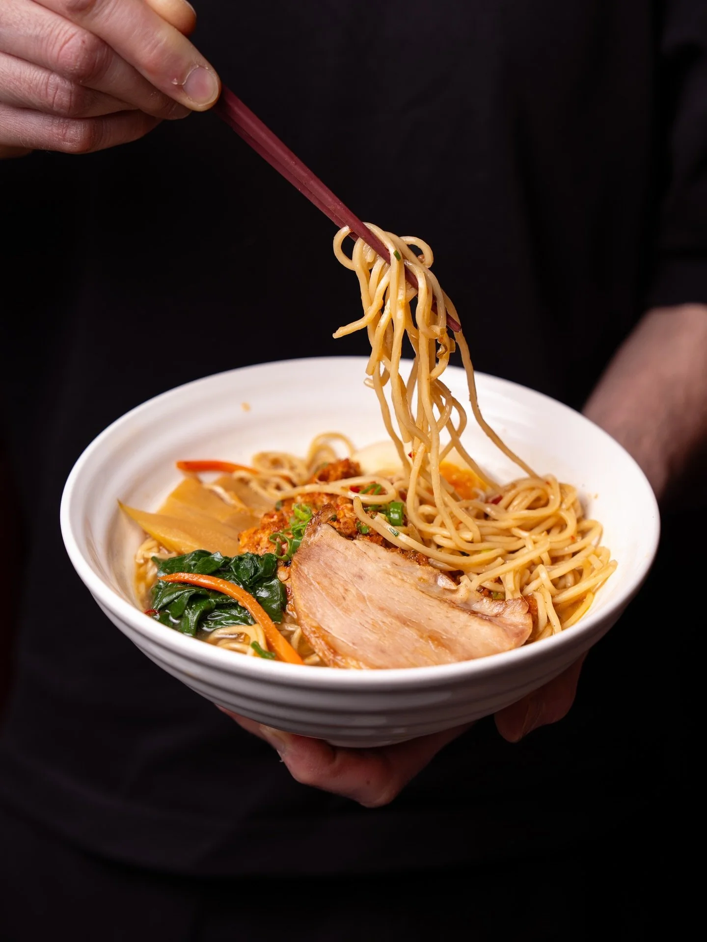 La texture parle d&rsquo;elle-m&ecirc;me. 🍜
Toutes nos p&acirc;tes sont fra&icirc;ches, faites maison chaque jour, avec du savoir-faire et des produits de qualit&eacute;.
C&rsquo;est &ccedil;a, le secret du vrai go&ucirc;t de nos ramen.

📍10, rue S
