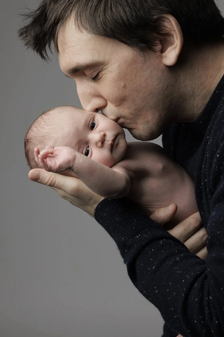 Séance photo bébé et papa  réalisée par une photographe à La Chapelle sur Erdre  près de Nantes 