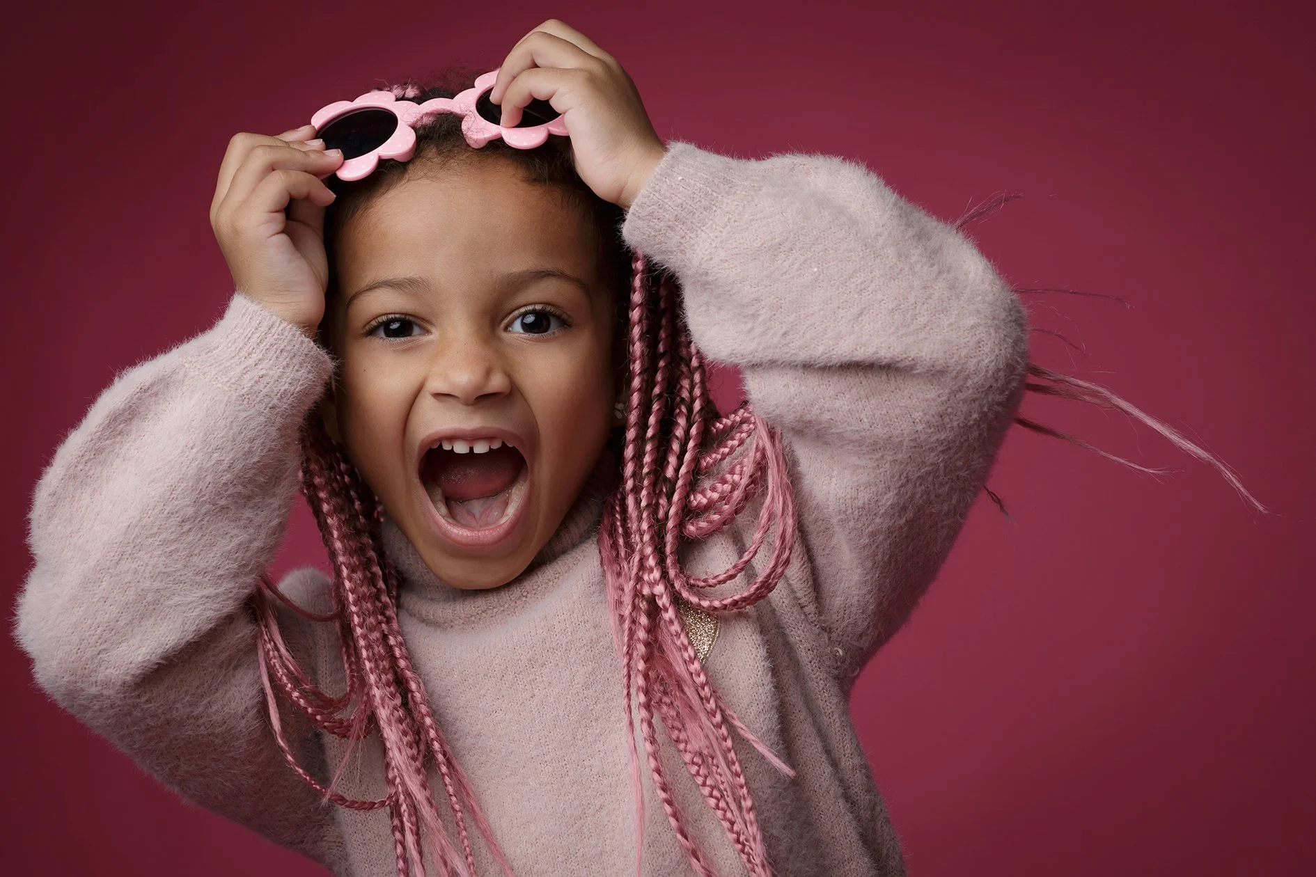 Portrait coloré et spontané d’enfant réalisé en studio près de Nantes et Treillières.